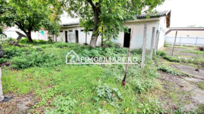 Hală + birouri si spatiu comercial 700 mp. teren 2.500 mp