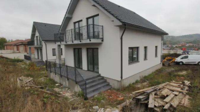 Casa 4 camere la cheie,2bai,120 mp,501 mp teren,zona Corunca