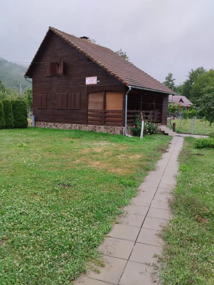 Casa 3 camere,100 mp, 565mp teren,1 baie,1 garaj 0% comision - Contact 0774048706 Bogdan
De vânzare casă,de vacantă singur în curte,3 camere situată în Campul Cetăti, suprafața utilă de 100 mp amplasată pe un teren cu suprafața de 565 mp, 
Compartimentare:
- la parter: 1 living, 1 bucătărie, 1 baie,1 cămară, 1 hol, 1 terasă acoperită, 1 magazie, 1 garaj
- la etaj: 2 dormitoare, 1 hol,1 balcon.

Detalii:
- fundația casei are o adâncime de 1 m, pereții sunt din lemn, acoperișul de țiglă.
 pod mansardabil, 
- anul construcției 2007

Utilitați:
- curent, apă, canalizare/ fosă septică.

Casa se vinde la la prețul de 79000 Euro negociabil. Comision ZERO!
Contact 0774048706 Bogdan
Daca vă place această ofertă sau pentru alte informații sunați la numărul de contact din anunț! 
Compania Zap Imobiliare vă pune la dispoziție toate actele și documentele necesare alături de asistență și consiliere permanentă până la finalizarea achiziției imobiliare. 
Ne dorim să îți oferim cea mai plăcută experiență, îndeplinim vise cu pereți!