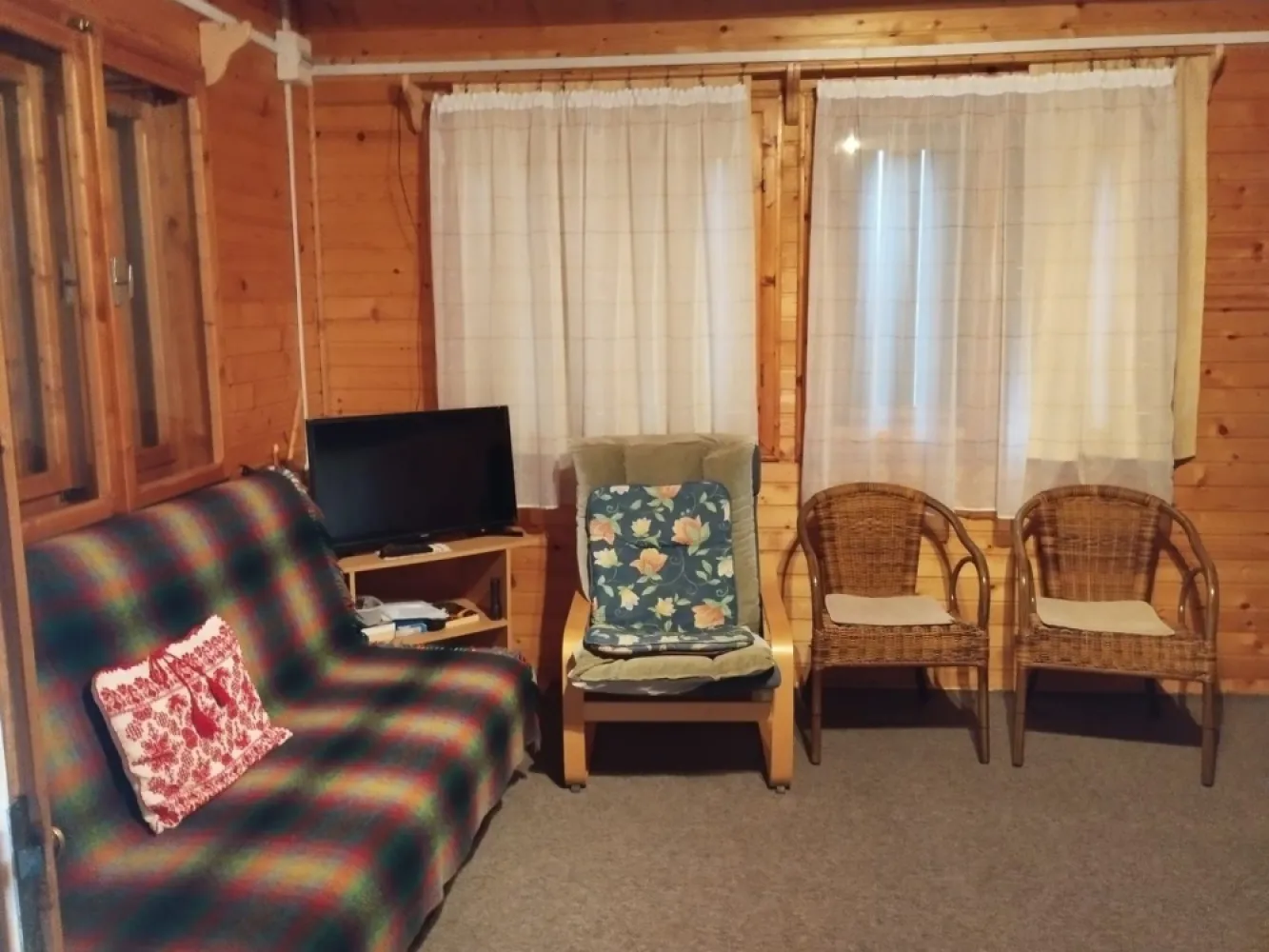 Casa 3 camere,100 mp, 565mp teren,1 baie,1 garaj 0% comision - Contact 0774048706 Bogdan
De vânzare casă,de vacantă singur în curte,3 camere situată în Campul Cetăti, suprafața utilă de 100 mp amplasată pe un teren cu suprafața de 565 mp, 
Compartimentare:
- la parter: 1 living, 1 bucătărie, 1 baie,1 cămară, 1 hol, 1 terasă acoperită, 1 magazie, 1 garaj
- la etaj: 2 dormitoare, 1 hol,1 balcon.

Detalii:
- fundația casei are o adâncime de 1 m, pereții sunt din lemn, acoperișul de țiglă.
 pod mansardabil, 
- anul construcției 2007

Utilitați:
- curent, apă, canalizare/ fosă septică.

Casa se vinde la la prețul de 79000 Euro negociabil. Comision ZERO!
Contact 0774048706 Bogdan
Daca vă place această ofertă sau pentru alte informații sunați la numărul de contact din anunț! 
Compania Zap Imobiliare vă pune la dispoziție toate actele și documentele necesare alături de asistență și consiliere permanentă până la finalizarea achiziției imobiliare. 
Ne dorim să îți oferim cea mai plăcută experiență, îndeplinim vise cu pereți!