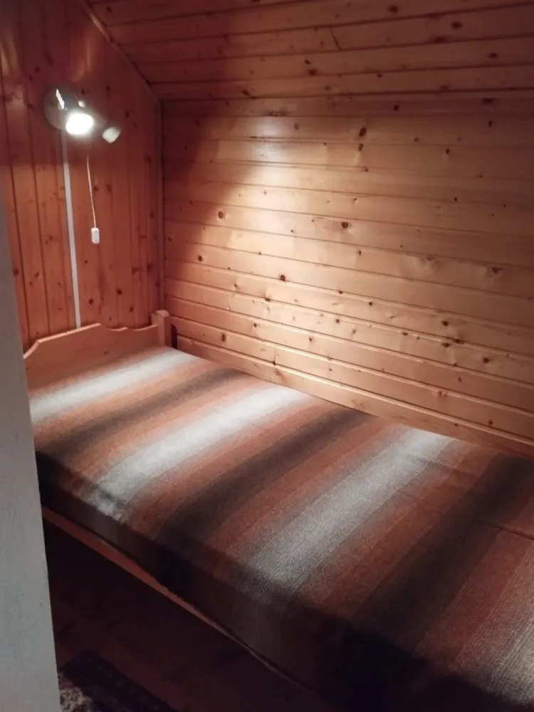 Casa 3 camere,100 mp, 565mp teren,1 baie,1 garaj 0% comision - Contact 0774048706 Bogdan
De vânzare casă,de vacantă singur în curte,3 camere situată în Campul Cetăti, suprafața utilă de 100 mp amplasată pe un teren cu suprafața de 565 mp, 
Compartimentare:
- la parter: 1 living, 1 bucătărie, 1 baie,1 cămară, 1 hol, 1 terasă acoperită, 1 magazie, 1 garaj
- la etaj: 2 dormitoare, 1 hol,1 balcon.

Detalii:
- fundația casei are o adâncime de 1 m, pereții sunt din lemn, acoperișul de țiglă.
 pod mansardabil, 
- anul construcției 2007

Utilitați:
- curent, apă, canalizare/ fosă septică.

Casa se vinde la la prețul de 79000 Euro negociabil. Comision ZERO!
Contact 0774048706 Bogdan
Daca vă place această ofertă sau pentru alte informații sunați la numărul de contact din anunț! 
Compania Zap Imobiliare vă pune la dispoziție toate actele și documentele necesare alături de asistență și consiliere permanentă până la finalizarea achiziției imobiliare. 
Ne dorim să îți oferim cea mai plăcută experiență, îndeplinim vise cu pereți!