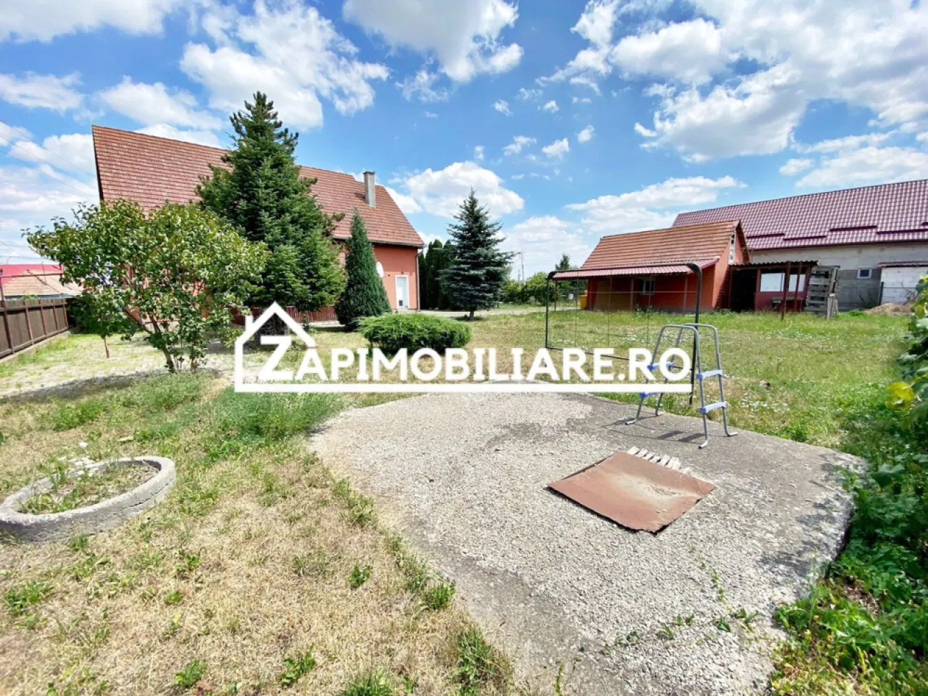 Ungheni - Casa 5 camere, 240mp, teren 1390mp, - Contact 0774048706 Bogdan

De vanzare casa cu 5 camere,singur in curte, situata in Ungheni la 10 km de oras, cu o suprafata de 240mp, amplasata pe un teren de 1390mp. Oferita de Zap Imobiliare!

Compartimentare:
-Parter : 1 bucatarie, 1 camara, 1 living generos, 1 dormitor, 1 antreu, 1 hol
-Etaj: 3 dormitoare, 1 baie 

Detalii:
-constructie 2005
-acoperis tigla
-izolatie exterioara 10cm
-centrala termica gaz/lemne
-gresie, faianta, parchet laminat, etc
-usi intrare PVC
-usi interioare lemn
-fosa septica(proprie), canalizarea inca nu este legata
-curent trifazic

Casa se vinde la pretul de 199.900Euro Negociabil! Comisionul pentru cumparator este ZERO!

Dacă vă place această ofertă - sau pentru alte informații sunați la numărul de contact din anunț!
Compania Zap Imobiliare vă pune la dispoziție toate informațiile, actele și documentele necesare alături de asistență și consiliere permanentă până la finalizarea achiziției imobiliare. Ne dorim să îți oferim cea mai plăcută experiență, îndeplinim vise cu pereți!