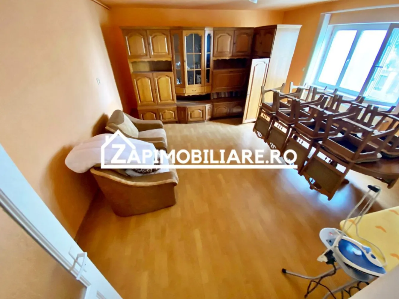 Ungheni - Casa 5 camere, 240mp, teren 1390mp, - Contact 0774048706 Bogdan

De vanzare casa cu 5 camere,singur in curte, situata in Ungheni la 10 km de oras, cu o suprafata de 240mp, amplasata pe un teren de 1390mp. Oferita de Zap Imobiliare!

Compartimentare:
-Parter : 1 bucatarie, 1 camara, 1 living generos, 1 dormitor, 1 antreu, 1 hol
-Etaj: 3 dormitoare, 1 baie 

Detalii:
-constructie 2005
-acoperis tigla
-izolatie exterioara 10cm
-centrala termica gaz/lemne
-gresie, faianta, parchet laminat, etc
-usi intrare PVC
-usi interioare lemn
-fosa septica(proprie), canalizarea inca nu este legata
-curent trifazic

Casa se vinde la pretul de 199.900Euro Negociabil! Comisionul pentru cumparator este ZERO!

Dacă vă place această ofertă - sau pentru alte informații sunați la numărul de contact din anunț!
Compania Zap Imobiliare vă pune la dispoziție toate informațiile, actele și documentele necesare alături de asistență și consiliere permanentă până la finalizarea achiziției imobiliare. Ne dorim să îți oferim cea mai plăcută experiență, îndeplinim vise cu pereți!