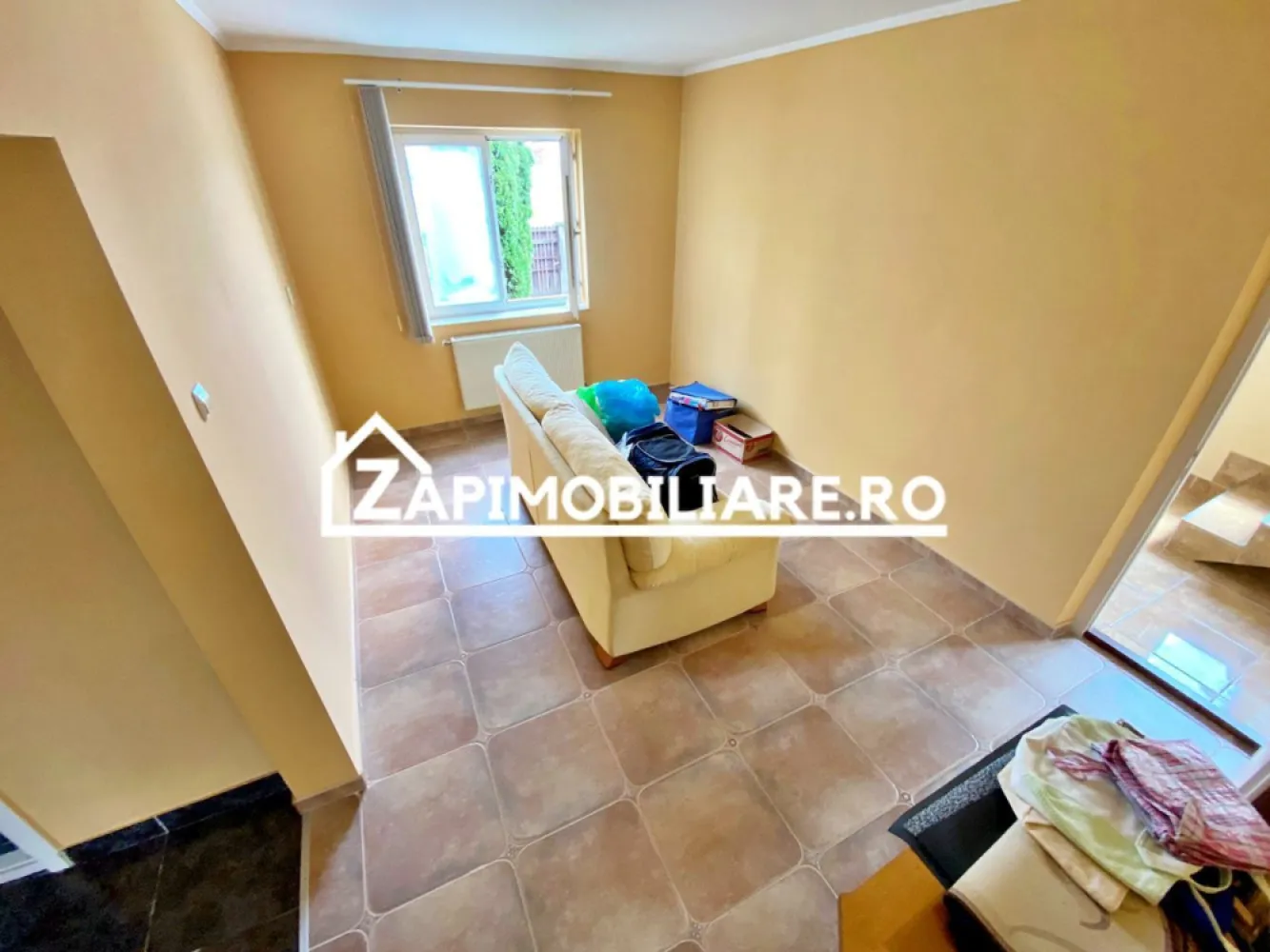 Ungheni - Casa 5 camere, 240mp, teren 1390mp, - Contact 0774048706 Bogdan

De vanzare casa cu 5 camere,singur in curte, situata in Ungheni la 10 km de oras, cu o suprafata de 240mp, amplasata pe un teren de 1390mp. Oferita de Zap Imobiliare!

Compartimentare:
-Parter : 1 bucatarie, 1 camara, 1 living generos, 1 dormitor, 1 antreu, 1 hol
-Etaj: 3 dormitoare, 1 baie 

Detalii:
-constructie 2005
-acoperis tigla
-izolatie exterioara 10cm
-centrala termica gaz/lemne
-gresie, faianta, parchet laminat, etc
-usi intrare PVC
-usi interioare lemn
-fosa septica(proprie), canalizarea inca nu este legata
-curent trifazic

Casa se vinde la pretul de 199.900Euro Negociabil! Comisionul pentru cumparator este ZERO!

Dacă vă place această ofertă - sau pentru alte informații sunați la numărul de contact din anunț!
Compania Zap Imobiliare vă pune la dispoziție toate informațiile, actele și documentele necesare alături de asistență și consiliere permanentă până la finalizarea achiziției imobiliare. Ne dorim să îți oferim cea mai plăcută experiență, îndeplinim vise cu pereți!