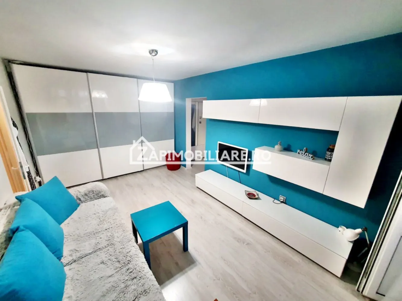 Apartament 2 camere,52 mp,zona Dacia recent renovat - Contact 0774048706 Bogdan
De închiriat apartament 2 camere recent renovat si mobilat confort 1 , situat în cartierul Tudor strada Brasovului suprafață utilă de 52 mp, situat la Parter din 10 oferit de Zap Imobiliare 
Detalii: 
- 1 living, 1 dormitor, 1 bucătărie, 1 baie, 1 balcon închis, 1 hol
- centrală termică, calorifere, geamuri termopan, ușă metalică.
- masina de spalat rufe, frigider, aragaz
Proprietatea se află într-o zonă cu un confort deosebit, datorită amplasării în imediata apropiere a tot ceea ce înseamnă viață modernă, și anume: mijloace de transport în comun, magazine, unități de învățământ de toate gradele, piață, parc, bănci, farmacii, s.a.
Locuința se incchiriaza mobilată și utilată la prețul de 420 Euro Comisionul este 50%din prima chirie 
Contact 0774048706 Bogdan

Dacă vă place această ofertă - sau pentru alte informații sunați la numărul de contact din anunț! 
Compania Zap Imobiliare vă pune la dispoziție toate informațiile, actele și documentele necesare alături de asistență și consiliere permanentă până la finalizarea achiziției imobiliare. Ne dorim să îți oferim cea mai plăcută experiență, îndeplinim vise cu pereți!