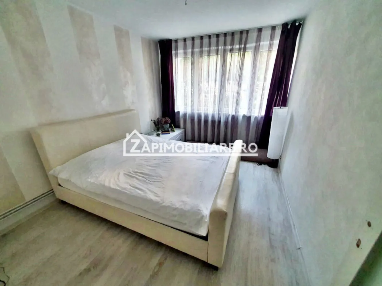 Apartament 2 camere,52 mp,zona Dacia recent renovat - Contact 0774048706 Bogdan
De închiriat apartament 2 camere recent renovat si mobilat confort 1 , situat în cartierul Tudor strada Brasovului suprafață utilă de 52 mp, situat la Parter din 10 oferit de Zap Imobiliare 
Detalii: 
- 1 living, 1 dormitor, 1 bucătărie, 1 baie, 1 balcon închis, 1 hol
- centrală termică, calorifere, geamuri termopan, ușă metalică.
- masina de spalat rufe, frigider, aragaz
Proprietatea se află într-o zonă cu un confort deosebit, datorită amplasării în imediata apropiere a tot ceea ce înseamnă viață modernă, și anume: mijloace de transport în comun, magazine, unități de învățământ de toate gradele, piață, parc, bănci, farmacii, s.a.
Locuința se incchiriaza mobilată și utilată la prețul de 420 Euro Comisionul este 50%din prima chirie 
Contact 0774048706 Bogdan

Dacă vă place această ofertă - sau pentru alte informații sunați la numărul de contact din anunț! 
Compania Zap Imobiliare vă pune la dispoziție toate informațiile, actele și documentele necesare alături de asistență și consiliere permanentă până la finalizarea achiziției imobiliare. Ne dorim să îți oferim cea mai plăcută experiență, îndeplinim vise cu pereți!