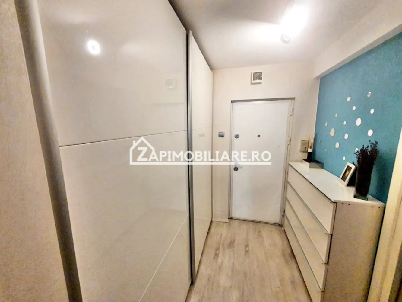Apartament 2 camere,52 mp,zona Dacia recent renovat - Contact 0774048706 Bogdan
De închiriat apartament 2 camere recent renovat si mobilat confort 1 , situat în cartierul Tudor strada Brasovului suprafață utilă de 52 mp, situat la Parter din 10 oferit de Zap Imobiliare 
Detalii: 
- 1 living, 1 dormitor, 1 bucătărie, 1 baie, 1 balcon închis, 1 hol
- centrală termică, calorifere, geamuri termopan, ușă metalică.
- masina de spalat rufe, frigider, aragaz
Proprietatea se află într-o zonă cu un confort deosebit, datorită amplasării în imediata apropiere a tot ceea ce înseamnă viață modernă, și anume: mijloace de transport în comun, magazine, unități de învățământ de toate gradele, piață, parc, bănci, farmacii, s.a.
Locuința se incchiriaza mobilată și utilată la prețul de 420 Euro Comisionul este 50%din prima chirie 
Contact 0774048706 Bogdan

Dacă vă place această ofertă - sau pentru alte informații sunați la numărul de contact din anunț! 
Compania Zap Imobiliare vă pune la dispoziție toate informațiile, actele și documentele necesare alături de asistență și consiliere permanentă până la finalizarea achiziției imobiliare. Ne dorim să îți oferim cea mai plăcută experiență, îndeplinim vise cu pereți!