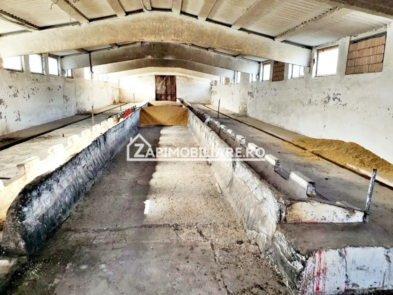 Hale cu suprafete utile de 832 mp si 578 mp. birouri 187 mp - De închiriat 2 hale situate in Nazna cu suprafața de 832 mp si 578 mp , birouri 187 mp . amplasate pe un teren cu suprafata de 10.000 mp la prețul de 2.5 euro mp. oferit de Zap Imobiliare
--------------------------------------------------------------------------------------------------------------------------------
Comisionul perceput este de 50% din valoarea primei chirii.Și se percepe o singură dată!
Acest anunț nu corespunde cerințelor tale? Sună la numărul afișat în anunț și unul dintre agenții noștri te va ajuta cu alte oferte personalizate în funcție de cerințele tale.