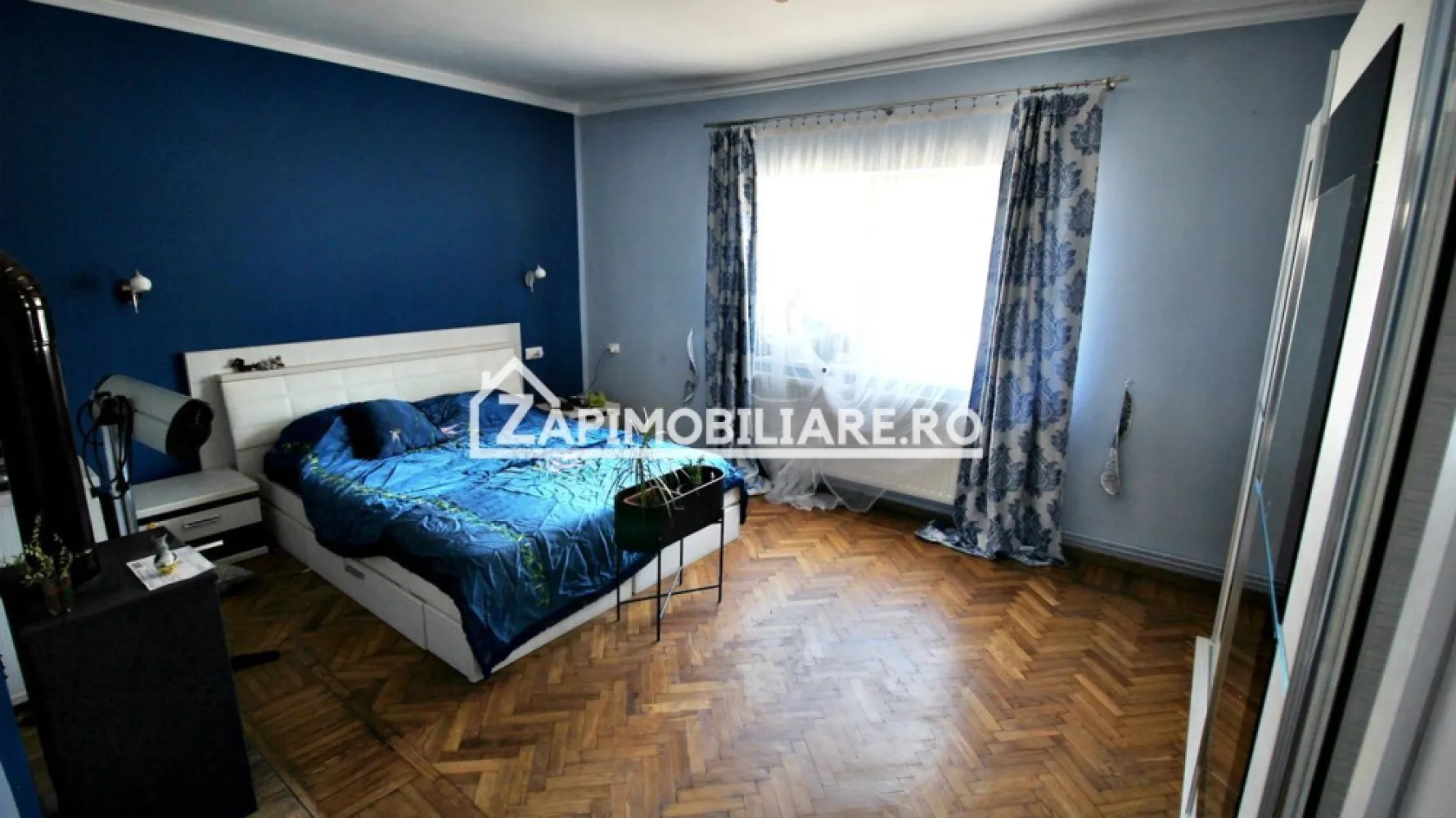 Casa 3 camere, 100mp,1079 mp teren,zona GH.Doja, 0% comision - Contact 0774048706 Bogdan
De vânzare casă, pe 1 nivel, singur în curte, 3 camere situată în cartierul Mureseni, suprafața utilă de 100 .mp amplasată pe un teren cu suprafața de 1079 mp, 
Compartimentare:
- la demisol 1 pivnită
- la parter: 1 living, 1 bucătărie, 1 baie, 2 dormitoare, 1 terasă, 1 garaj,
Detalii:
- centrală termică, calorifere, geamuri termopan,
- fundația casei are o adâncime de 1 m, pereții sunt din cărămidă, acoperișul de țiglă, izolată cu polistiren de 10 cm.
- pivniță, pod mansardabil, 
- anul construcției1980 / renovată in anul 2023
Utilitați:
- curent, apă, gaz, canalizare
Casa se vinde la cheie partial mobilată și partial utilată la prețul de 199.000 Euro negociabil. Comision ZERO!
Contact 0774048706 Bogdan
Daca vă place această ofertă sau pentru alte informații sunați la numărul de contact din anunț! 
Compania Zap Imobiliare vă pune la dispoziție toate actele și documentele necesare alături de asistență și consiliere permanentă până la finalizarea achiziției imobiliare. 
Ne dorim să îți oferim cea mai plăcută experiență, îndeplinim vise cu pereți!