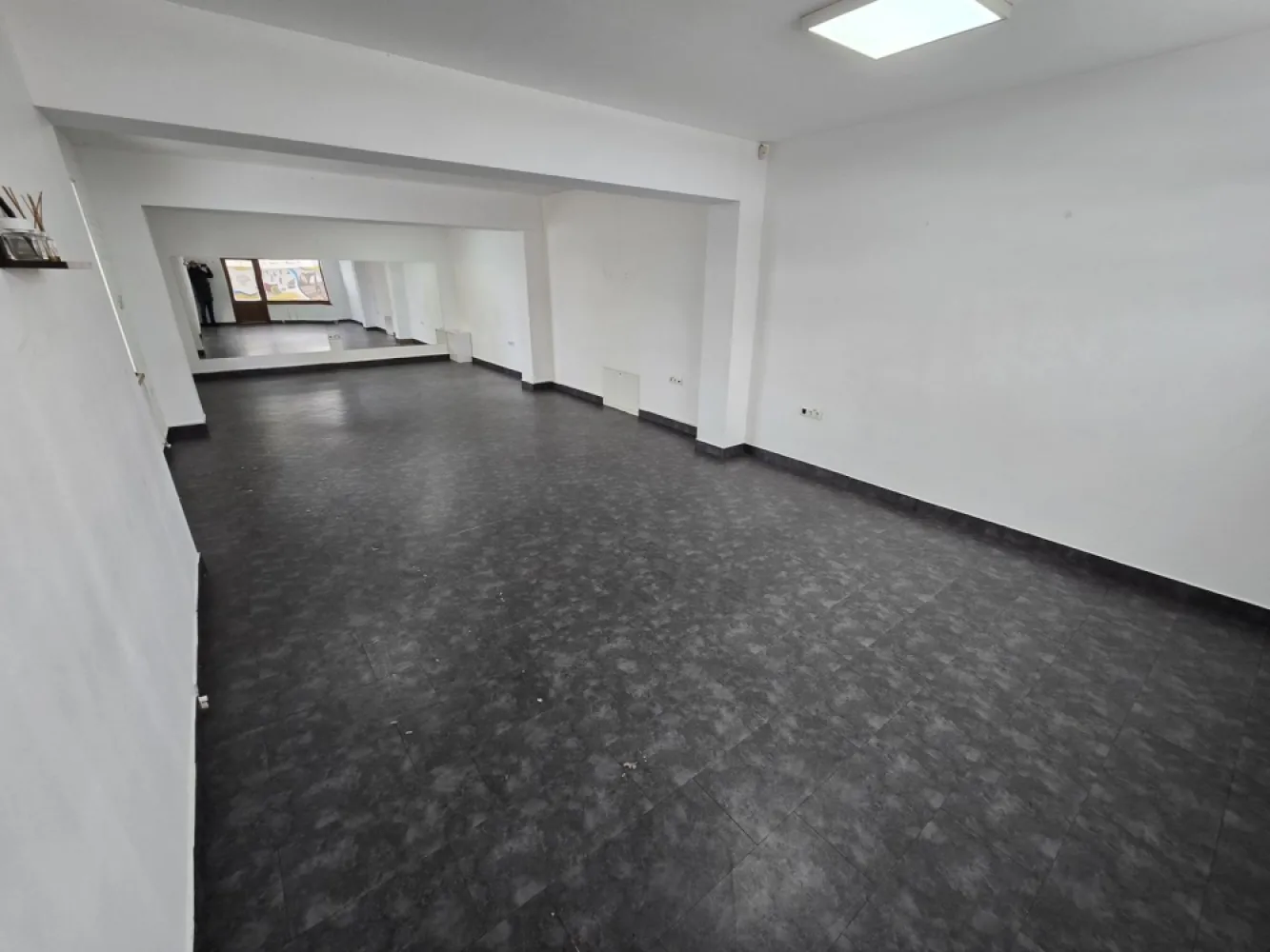 Spatiu comercial cu vitrină la strada si baie proprie - De Inchiriat spatiu comercial cu vitrina la strada,in zona Unirii, disponibil garaj 30 mp.cu elevator ,magazie 100 mp .
- supraveghere video

Spațiul se închiriază la prețul de 650 euro 
Contact 0774048706 Bogdan

-----------------------------------------------------------------------------------------------------------------------------------------
Comisionul perceput este de 50% din valoarea primei chirii.Și se percepe o singură dată!
Acest anunț nu corespunde cerințelor tale? Sună la numărul afișat în anunț și unul dintre agenții noștri te va ajuta cu alte oferte personalizate în funcție de cerințele tale.