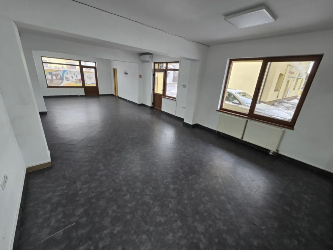 Spatiu comercial cu vitrină la strada si baie proprie - De Inchiriat spatiu comercial cu vitrina la strada,in zona Unirii, disponibil garaj 30 mp.cu elevator ,magazie 100 mp .
- supraveghere video

Spațiul se închiriază la prețul de 650 euro 
Contact 0774048706 Bogdan

-----------------------------------------------------------------------------------------------------------------------------------------
Comisionul perceput este de 50% din valoarea primei chirii.Și se percepe o singură dată!
Acest anunț nu corespunde cerințelor tale? Sună la numărul afișat în anunț și unul dintre agenții noștri te va ajuta cu alte oferte personalizate în funcție de cerințele tale.