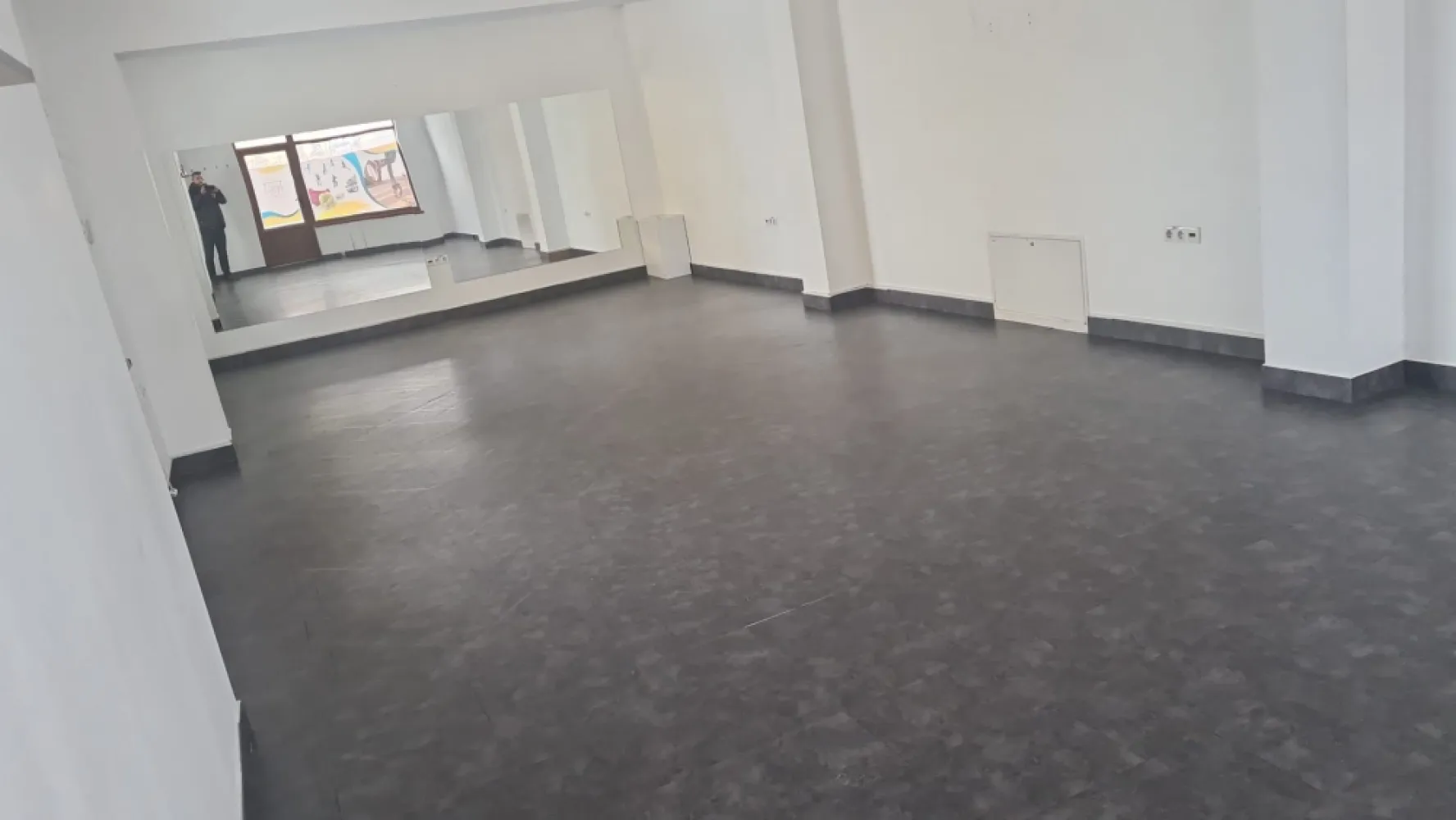 Spatiu comercial cu vitrină la strada si baie proprie - De Inchiriat spatiu comercial cu vitrina la strada,in zona Unirii, disponibil garaj 30 mp.cu elevator ,magazie 100 mp .
- supraveghere video

Spațiul se închiriază la prețul de 650 euro 
Contact 0774048706 Bogdan

-----------------------------------------------------------------------------------------------------------------------------------------
Comisionul perceput este de 50% din valoarea primei chirii.Și se percepe o singură dată!
Acest anunț nu corespunde cerințelor tale? Sună la numărul afișat în anunț și unul dintre agenții noștri te va ajuta cu alte oferte personalizate în funcție de cerințele tale.