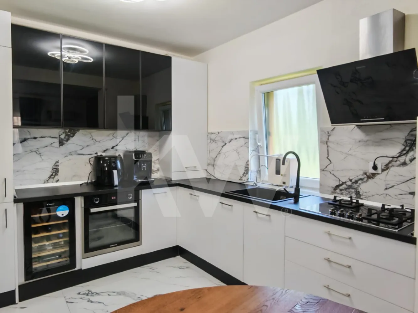 Apartament 3 camere, 2băi curte 86mp, parcare privată, zona Primarie, Selimbăr