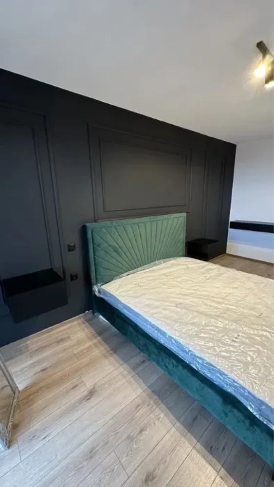 Maurer - 2 camere - ultrafinisat - parcare inclusa - Mentionati ID-ul proprietatii cand apelati: CP1980376
Contact ⓪⑦②⑥ ②②③ ⑧⑧⑥ Sebastian
De închiriat apartament 2 camere decomandat confort 1 , situat în cartierul Maurer suprafață utilă de 73 mp, situat la etajul 8 din 10 oferit de Zap Imobiliare.
Detalii: 
- 1 living, 1 dormitor, 1 bucătărie, 1 baie, 1 balcon , 1 hol
- centrală termică, calorifere, geamuri termopan, ușă metalică.
- masina de spalat rufe, frigider., TV, masina de spalat vase
- apartamentul se afla la prima inchiriere si totul este ultrafinisat
- nu sunt acceptate animale de companie
- loc de parcare inclus in pret

Locuința se închiriază mobilată și utilată la prețul de 500 Euro
Comisionul perceput de agentie este de 50% din valoarea primei chirii si se plateste o singura data in momentul semnarii contractului de inchiriere.
Contact ⓪⑦②⑥ ②②③ ⑧⑧⑥ Sebastian