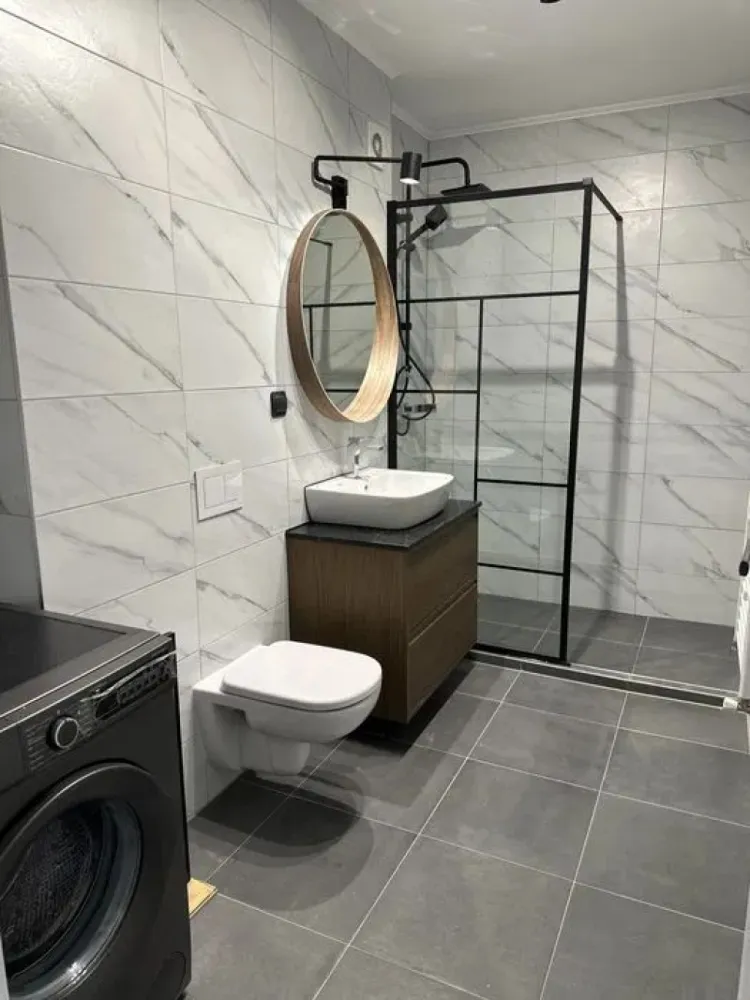 Maurer - 2 camere - ultrafinisat - parcare inclusa - Mentionati ID-ul proprietatii cand apelati: CP1980376
Contact ⓪⑦②⑥ ②②③ ⑧⑧⑥ Sebastian
De închiriat apartament 2 camere decomandat confort 1 , situat în cartierul Maurer suprafață utilă de 73 mp, situat la etajul 8 din 10 oferit de Zap Imobiliare.
Detalii: 
- 1 living, 1 dormitor, 1 bucătărie, 1 baie, 1 balcon , 1 hol
- centrală termică, calorifere, geamuri termopan, ușă metalică.
- masina de spalat rufe, frigider., TV, masina de spalat vase
- apartamentul se afla la prima inchiriere si totul este ultrafinisat
- nu sunt acceptate animale de companie
- loc de parcare inclus in pret

Locuința se închiriază mobilată și utilată la prețul de 500 Euro
Comisionul perceput de agentie este de 50% din valoarea primei chirii si se plateste o singura data in momentul semnarii contractului de inchiriere.
Contact ⓪⑦②⑥ ②②③ ⑧⑧⑥ Sebastian