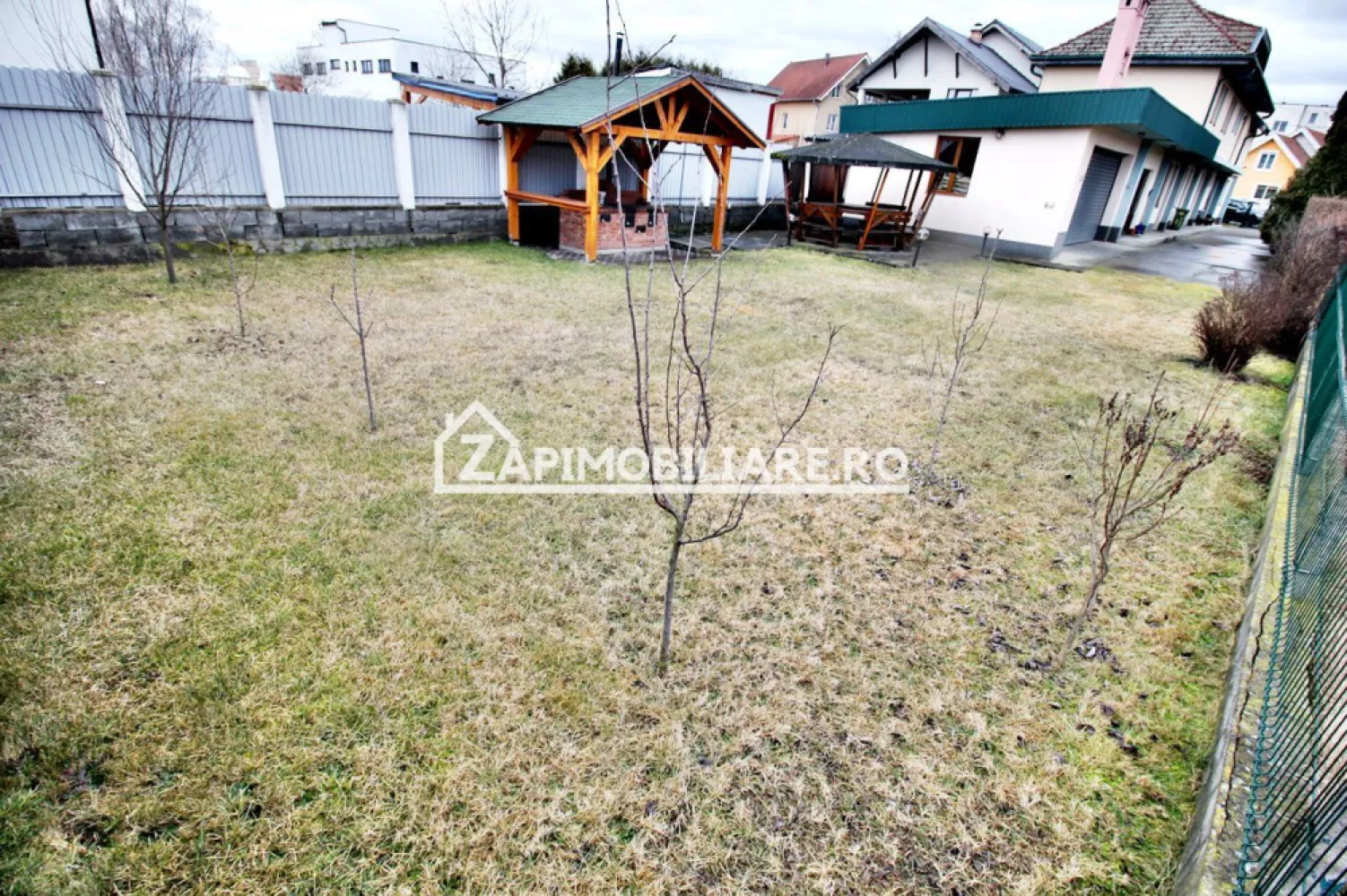 Casa+spatiu comercial cu trifazic,434 mp, 750 mp teren, - Contact 0774048706 Bogdan
De vânzare casă + spatiu comercial singur în curte 4 camere situată în cartierul Unirii suprafața utilă de 353 mp suprafata construită 434 mp amplasată pe un teren cu suprafața de 750 mp, cu o deschidere la drum de 16 ml.
Compartimentare:
- la parter: 1 birou, 1 bucătărie, 2 bai, 1 vestiar cu dus, 1 grup sanitae,2 magazii, 1 spatiu de productie,1 atelier,1 cameră tehcnică,1 garaj dublu, 1 foisor, 1 loc de gratar
- la etaj:2 dormitoare, 1 living,1 baie, 1 balcon.1 terasă,1 bucătărie, 1 loc de luat masa, 1 hol

Detalii:
- centrală termică, calorifere, geamuri termopan,
- fundația casei are o adâncime de 1 m, pereții sunt din cărămidă, acoperișul de țiglă izolată cu polistiren de 6 cm.
- anul construcției 2000

Utilitați:
- curent, apă, gaz, canalizare

Casa se vinde la cheie la prețul de 300.000 Euro negociabil. Comision ZERO!
Contact 0774048706 Bogdan
Daca vă place această ofertă sau pentru alte informații sunați la numărul de contact din anunț! 
Compania Zap Imobiliare vă pune la dispoziție toate actele și documentele necesare alături de asistență și consiliere permanentă până la finalizarea achiziției imobiliare. 
Ne dorim să îți oferim cea mai plăcută experiență, îndeplinim vise cu pereți!