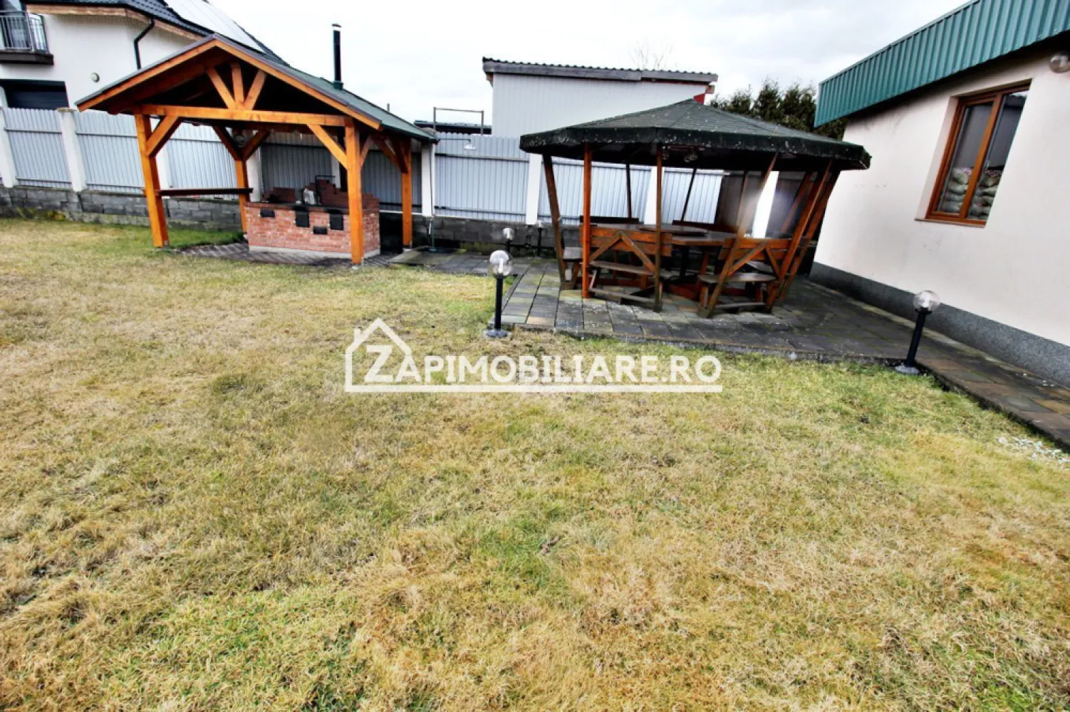 Casa+spatiu comercial cu trifazic,434 mp, 750 mp teren, - Contact 0774048706 Bogdan
De vânzare casă + spatiu comercial singur în curte 4 camere situată în cartierul Unirii suprafața utilă de 353 mp suprafata construită 434 mp amplasată pe un teren cu suprafața de 750 mp, cu o deschidere la drum de 16 ml.
Compartimentare:
- la parter: 1 birou, 1 bucătărie, 2 bai, 1 vestiar cu dus, 1 grup sanitae,2 magazii, 1 spatiu de productie,1 atelier,1 cameră tehcnică,1 garaj dublu, 1 foisor, 1 loc de gratar
- la etaj:2 dormitoare, 1 living,1 baie, 1 balcon.1 terasă,1 bucătărie, 1 loc de luat masa, 1 hol

Detalii:
- centrală termică, calorifere, geamuri termopan,
- fundația casei are o adâncime de 1 m, pereții sunt din cărămidă, acoperișul de țiglă izolată cu polistiren de 6 cm.
- anul construcției 2000

Utilitați:
- curent, apă, gaz, canalizare

Casa se vinde la cheie la prețul de 300.000 Euro negociabil. Comision ZERO!
Contact 0774048706 Bogdan
Daca vă place această ofertă sau pentru alte informații sunați la numărul de contact din anunț! 
Compania Zap Imobiliare vă pune la dispoziție toate actele și documentele necesare alături de asistență și consiliere permanentă până la finalizarea achiziției imobiliare. 
Ne dorim să îți oferim cea mai plăcută experiență, îndeplinim vise cu pereți!