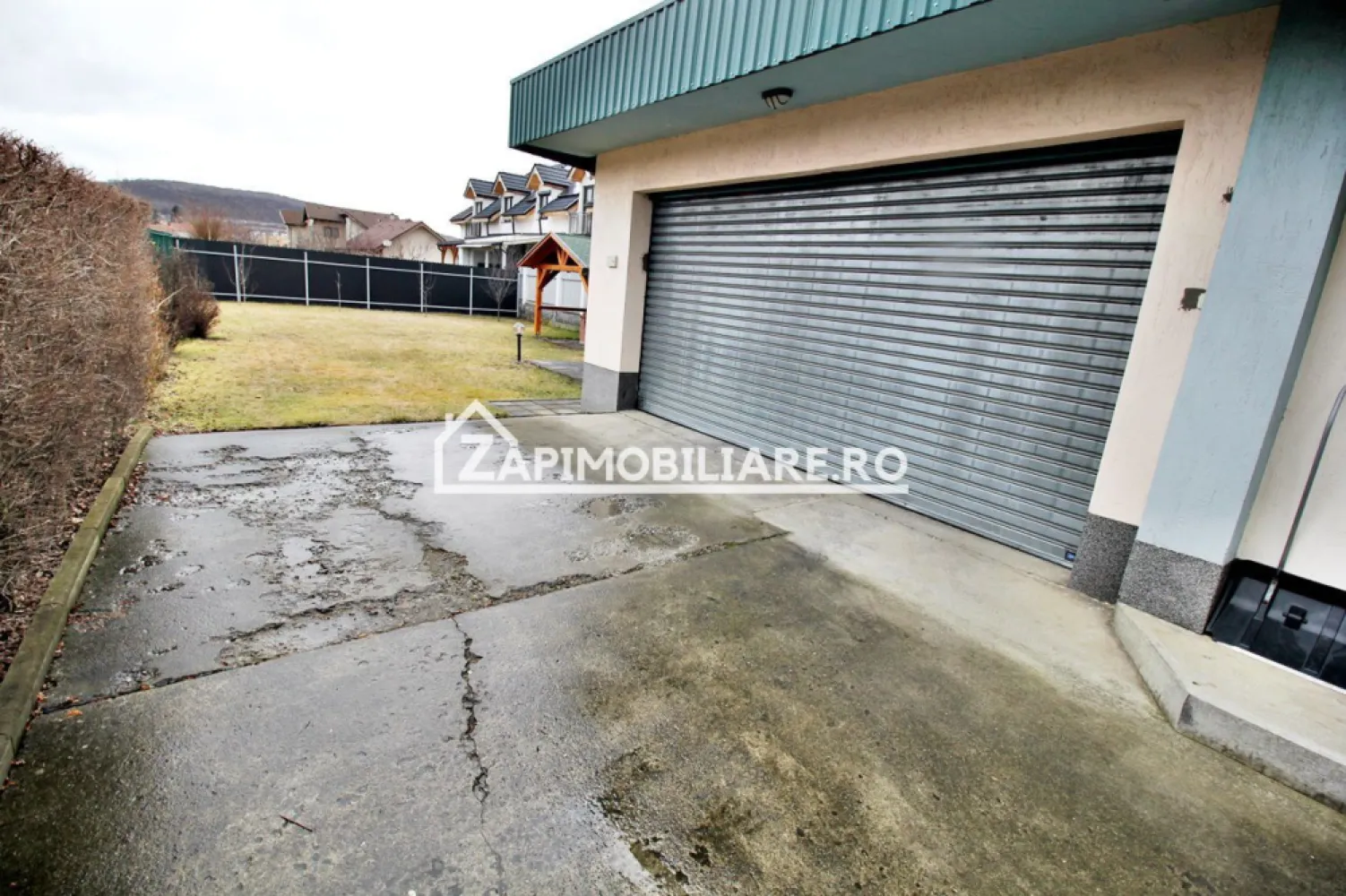 Casa+spatiu comercial cu trifazic,434 mp, 750 mp teren, - Contact 0774048706 Bogdan
De vânzare casă + spatiu comercial singur în curte 4 camere situată în cartierul Unirii suprafața utilă de 353 mp suprafata construită 434 mp amplasată pe un teren cu suprafața de 750 mp, cu o deschidere la drum de 16 ml.
Compartimentare:
- la parter: 1 birou, 1 bucătărie, 2 bai, 1 vestiar cu dus, 1 grup sanitae,2 magazii, 1 spatiu de productie,1 atelier,1 cameră tehcnică,1 garaj dublu, 1 foisor, 1 loc de gratar
- la etaj:2 dormitoare, 1 living,1 baie, 1 balcon.1 terasă,1 bucătărie, 1 loc de luat masa, 1 hol

Detalii:
- centrală termică, calorifere, geamuri termopan,
- fundația casei are o adâncime de 1 m, pereții sunt din cărămidă, acoperișul de țiglă izolată cu polistiren de 6 cm.
- anul construcției 2000

Utilitați:
- curent, apă, gaz, canalizare

Casa se vinde la cheie la prețul de 300.000 Euro negociabil. Comision ZERO!
Contact 0774048706 Bogdan
Daca vă place această ofertă sau pentru alte informații sunați la numărul de contact din anunț! 
Compania Zap Imobiliare vă pune la dispoziție toate actele și documentele necesare alături de asistență și consiliere permanentă până la finalizarea achiziției imobiliare. 
Ne dorim să îți oferim cea mai plăcută experiență, îndeplinim vise cu pereți!