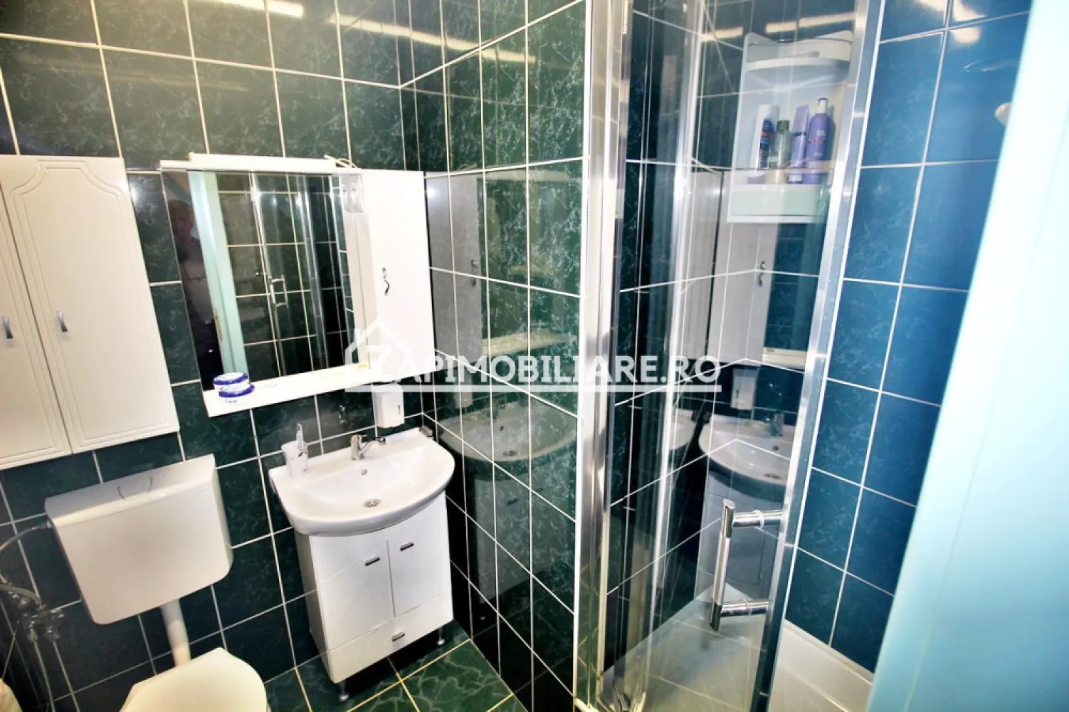 Casa+spatiu comercial cu trifazic,434 mp, 750 mp teren, - Contact 0774048706 Bogdan
De vânzare casă + spatiu comercial singur în curte 4 camere situată în cartierul Unirii suprafața utilă de 353 mp suprafata construită 434 mp amplasată pe un teren cu suprafața de 750 mp, cu o deschidere la drum de 16 ml.
Compartimentare:
- la parter: 1 birou, 1 bucătărie, 2 bai, 1 vestiar cu dus, 1 grup sanitae,2 magazii, 1 spatiu de productie,1 atelier,1 cameră tehcnică,1 garaj dublu, 1 foisor, 1 loc de gratar
- la etaj:2 dormitoare, 1 living,1 baie, 1 balcon.1 terasă,1 bucătărie, 1 loc de luat masa, 1 hol

Detalii:
- centrală termică, calorifere, geamuri termopan,
- fundația casei are o adâncime de 1 m, pereții sunt din cărămidă, acoperișul de țiglă izolată cu polistiren de 6 cm.
- anul construcției 2000

Utilitați:
- curent, apă, gaz, canalizare

Casa se vinde la cheie la prețul de 300.000 Euro negociabil. Comision ZERO!
Contact 0774048706 Bogdan
Daca vă place această ofertă sau pentru alte informații sunați la numărul de contact din anunț! 
Compania Zap Imobiliare vă pune la dispoziție toate actele și documentele necesare alături de asistență și consiliere permanentă până la finalizarea achiziției imobiliare. 
Ne dorim să îți oferim cea mai plăcută experiență, îndeplinim vise cu pereți!