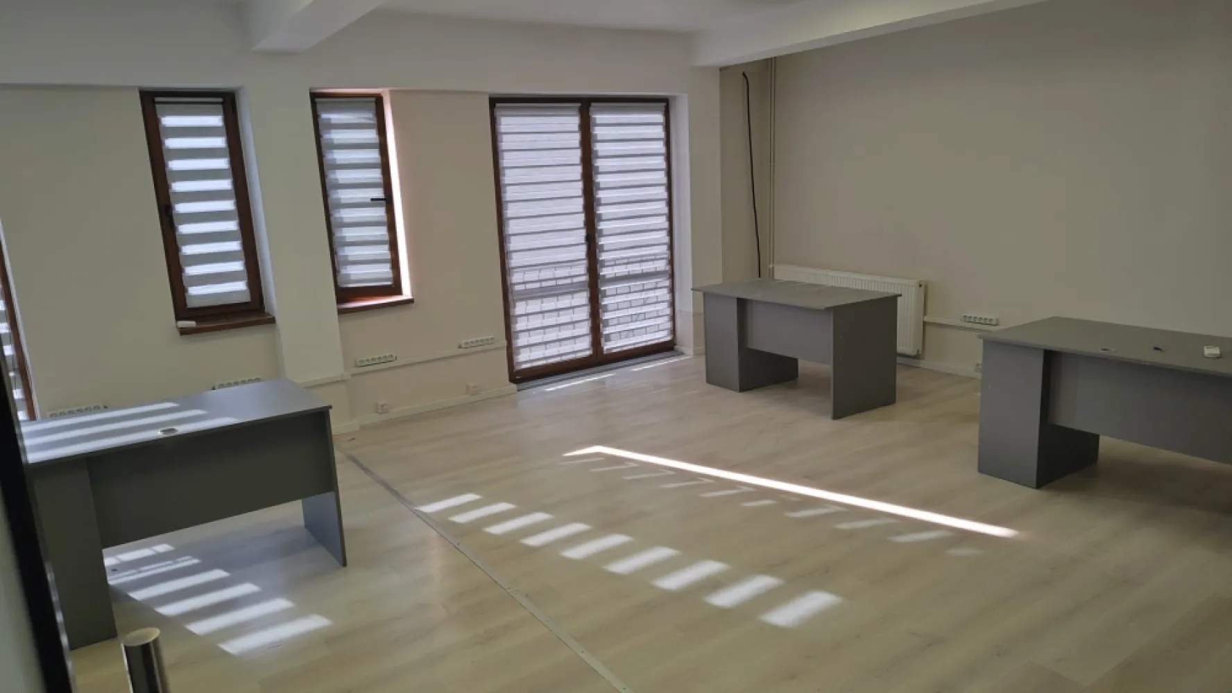 Spatiu de birou 60mp. cu parcare,zona Centrală - De închiriat 2 spații de birouri cu suprafata de 60 , situat la etajul 1 cu parcare, în zona Centrală ideal pentru sedii firme, punct de lucru, birouri,cabinet medical, salon 
Spațiile se închiriază la prețul de 6 euro mp negociabil
Comisionul perceput este de 50% din valoarea primei chirii.Și se percepe o singură dată!
Acest anunț nu corespunde cerințelor tale? Sună la numărul afișat în anunț și unul dintre agenții noștri te va ajuta cu alte oferte personalizate în funcție de cerințele tale.