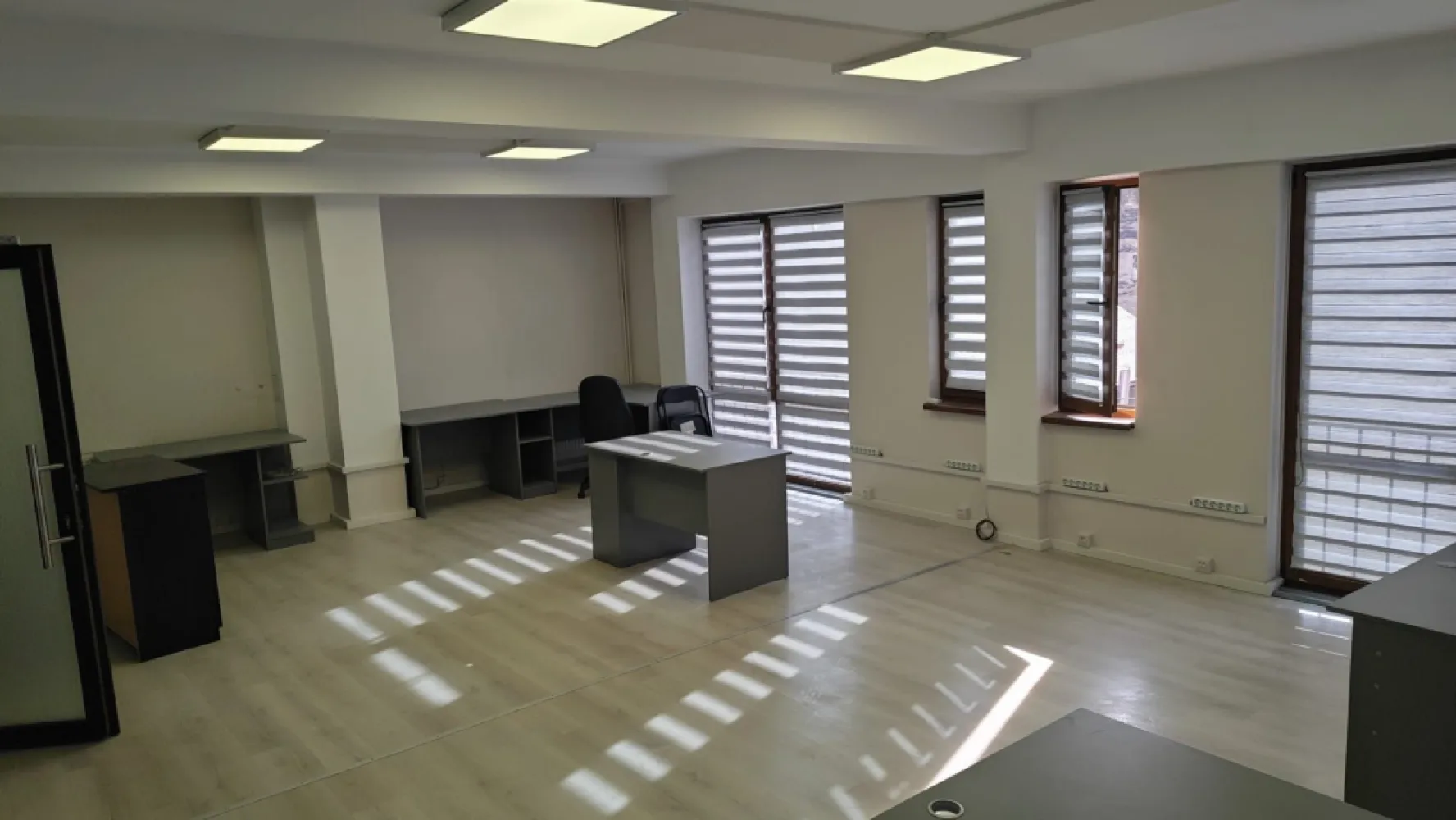 Spatiu de birou 60mp. cu parcare,zona Centrală - De închiriat 2 spații de birouri cu suprafata de 60 , situat la etajul 1 cu parcare, în zona Centrală ideal pentru sedii firme, punct de lucru, birouri,cabinet medical, salon 
Spațiile se închiriază la prețul de 6 euro mp negociabil
Comisionul perceput este de 50% din valoarea primei chirii.Și se percepe o singură dată!
Acest anunț nu corespunde cerințelor tale? Sună la numărul afișat în anunț și unul dintre agenții noștri te va ajuta cu alte oferte personalizate în funcție de cerințele tale.