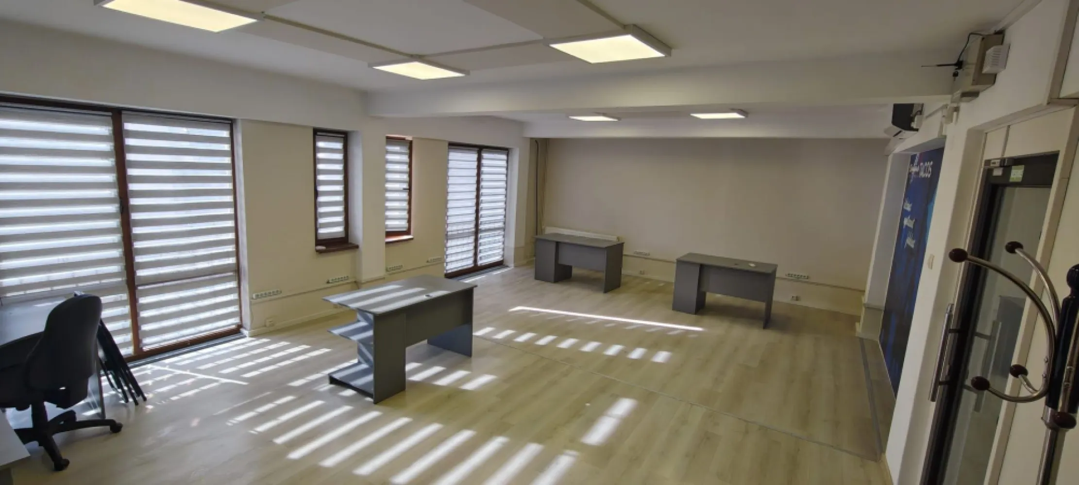 Spatiu de birou 60mp. cu parcare,zona Centrală - De închiriat 2 spații de birouri cu suprafata de 60 , situat la etajul 1 cu parcare, în zona Centrală ideal pentru sedii firme, punct de lucru, birouri,cabinet medical, salon 
Spațiile se închiriază la prețul de 6 euro mp negociabil
Comisionul perceput este de 50% din valoarea primei chirii.Și se percepe o singură dată!
Acest anunț nu corespunde cerințelor tale? Sună la numărul afișat în anunț și unul dintre agenții noștri te va ajuta cu alte oferte personalizate în funcție de cerințele tale.