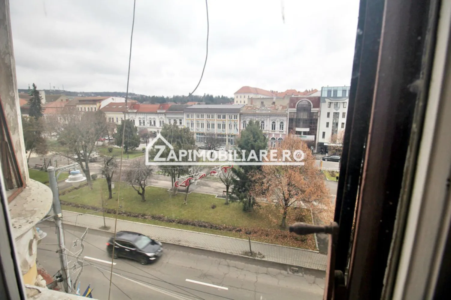 Spatiu de birou 2 camere ,1 baie, zona Centrală - Contact 0774048706 Bogdan
De inchiriat spațiu de birou sau apartamen in zona Centrală Piata Trandafirilor cu suprafata utilă de 45 mp complet renovat, situat la etajul 2,
Detalii:
- centrală termică, calorifere,
- 1 baie cu duș 
- 2 camere
- 1 mini bucătărie
- comlet renovat
- sistem de supraveghere
- alarmă,
- usi din lemn stratificat
Spațiul se inchiriază la prețul 500 euro .Comision 50% din prima chirie 
-----------------------------------------------------------------------------------------------------------------------------------------
Contact 0774048706 Bogdan
Acest anunț nu corespunde cerințelor tale? Sună la numărul afișat în anunț și unul dintre agenții noștri te va ajuta cu alte oferte personalizate în funcție de cerințele tale.