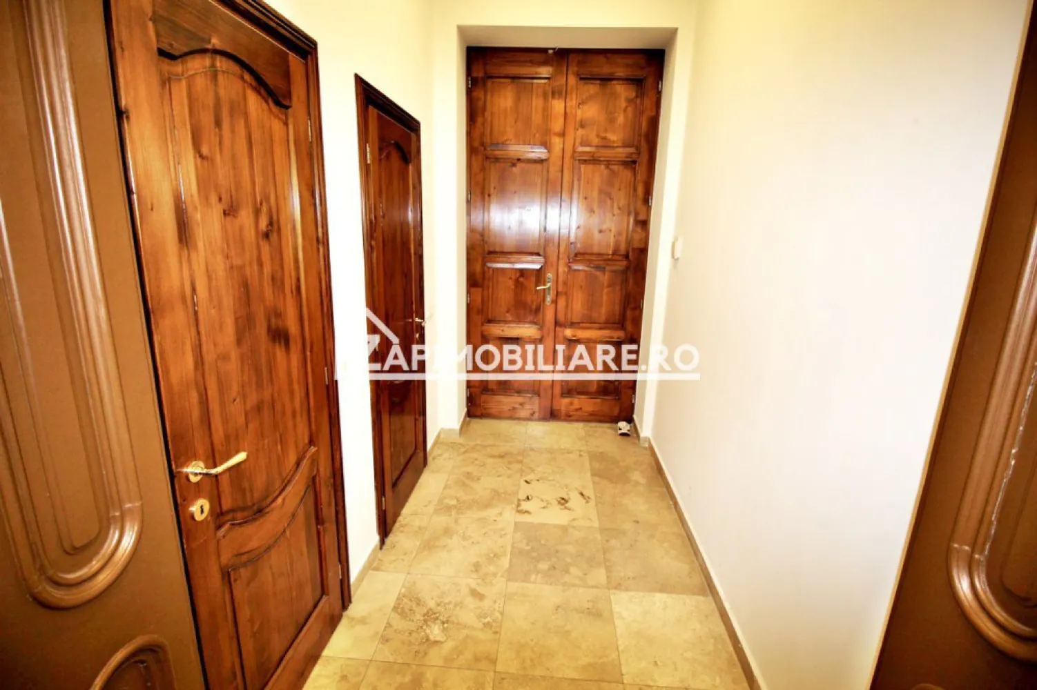 Spatiu de birou 2 camere ,1 baie, zona Centrală - Contact 0774048706 Bogdan
De inchiriat spațiu de birou sau apartamen in zona Centrală Piata Trandafirilor cu suprafata utilă de 45 mp complet renovat, situat la etajul 2,
Detalii:
- centrală termică, calorifere,
- 1 baie cu duș 
- 2 camere
- 1 mini bucătărie
- comlet renovat
- sistem de supraveghere
- alarmă,
- usi din lemn stratificat
Spațiul se inchiriază la prețul 500 euro .Comision 50% din prima chirie 
-----------------------------------------------------------------------------------------------------------------------------------------
Contact 0774048706 Bogdan
Acest anunț nu corespunde cerințelor tale? Sună la numărul afișat în anunț și unul dintre agenții noștri te va ajuta cu alte oferte personalizate în funcție de cerințele tale.