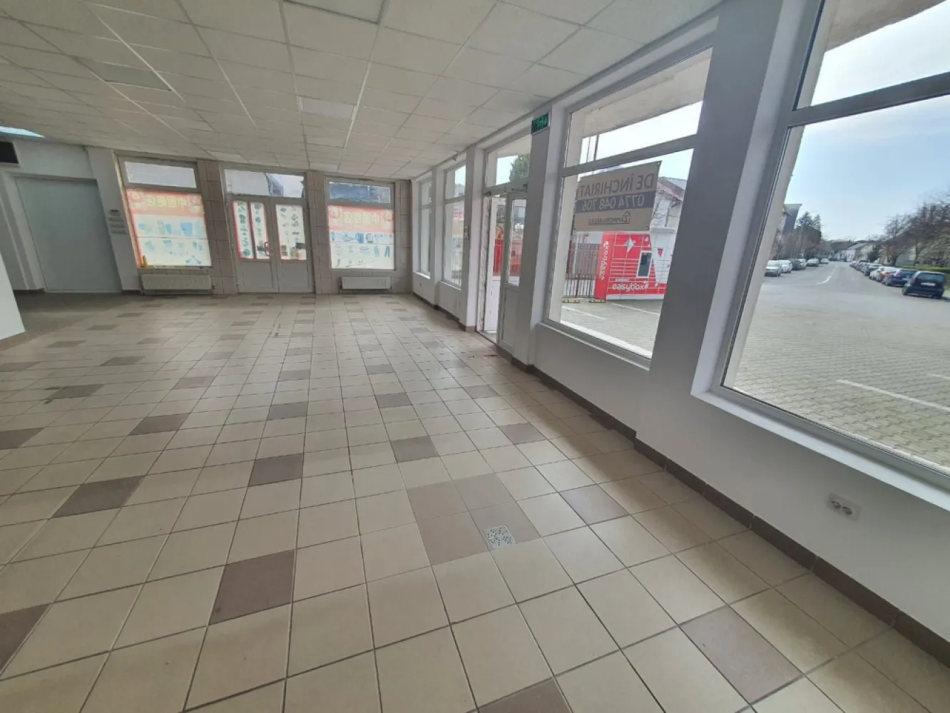 Spatiu comercial 300mp utili+parcari zona Gara Mică 5 eur mp - Contact 0774048706 Bogdan
De închiriat spațiu comercial in clădire NOUĂ, cu suprafata utilă de 300 mp.
mobilat si utilat situat la parter în zona 7 Noiembrie, ideal si pentru sedii firme, farmacie, punct de lucru, cabinet medical,bar,cofetărie, magazin,etc
Detalii:
- centrală termică, calorifere, geamuri termopan.
- 2 băi
- 1 magazie
- alarmă,
Spațiul se inchiriază la prețul 1.500 euro negociabil 
Contact 0774048706 Bogdan
Comisionul perceput este de 50% din valoarea primei chirii.Și se percepe o singură dată!
Acest anunț nu corespunde cerințelor tale? Sună la numărul afișat în anunț și unul dintre agenții noștri te va ajuta cu alte oferte personalizate în funcție de cerințele tale.