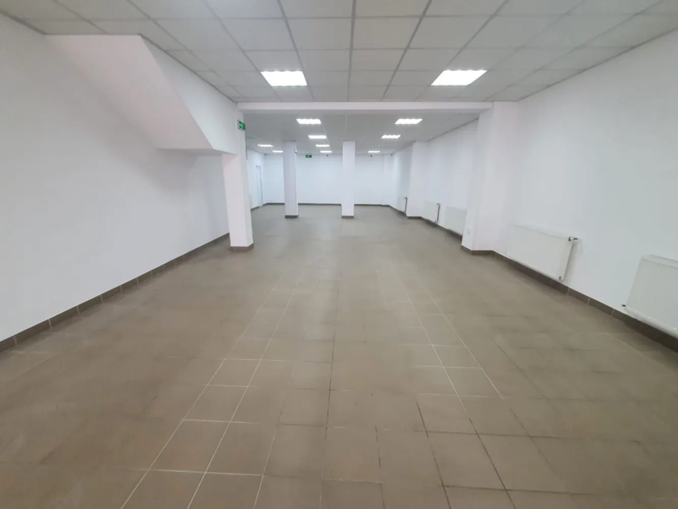 Spatiu comercial 300mp utili+parcari zona Gara Mică 5 eur mp - Contact 0774048706 Bogdan
De închiriat spațiu comercial in clădire NOUĂ, cu suprafata utilă de 300 mp.
mobilat si utilat situat la parter în zona 7 Noiembrie, ideal si pentru sedii firme, farmacie, punct de lucru, cabinet medical,bar,cofetărie, magazin,etc
Detalii:
- centrală termică, calorifere, geamuri termopan.
- 2 băi
- 1 magazie
- alarmă,
Spațiul se inchiriază la prețul 1.500 euro negociabil 
Contact 0774048706 Bogdan
Comisionul perceput este de 50% din valoarea primei chirii.Și se percepe o singură dată!
Acest anunț nu corespunde cerințelor tale? Sună la numărul afișat în anunț și unul dintre agenții noștri te va ajuta cu alte oferte personalizate în funcție de cerințele tale.
