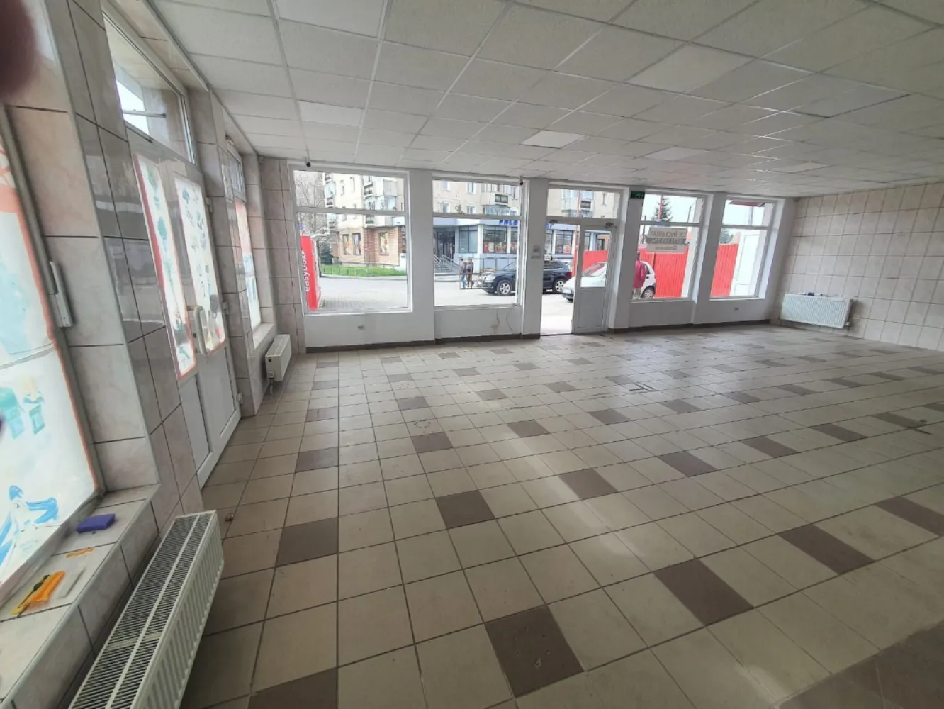 Spatiu comercial 300mp utili+parcari zona Gara Mică 5 eur mp - Contact 0774048706 Bogdan
De închiriat spațiu comercial in clădire NOUĂ, cu suprafata utilă de 300 mp.
mobilat si utilat situat la parter în zona 7 Noiembrie, ideal si pentru sedii firme, farmacie, punct de lucru, cabinet medical,bar,cofetărie, magazin,etc
Detalii:
- centrală termică, calorifere, geamuri termopan.
- 2 băi
- 1 magazie
- alarmă,
Spațiul se inchiriază la prețul 1.500 euro negociabil 
Contact 0774048706 Bogdan
Comisionul perceput este de 50% din valoarea primei chirii.Și se percepe o singură dată!
Acest anunț nu corespunde cerințelor tale? Sună la numărul afișat în anunț și unul dintre agenții noștri te va ajuta cu alte oferte personalizate în funcție de cerințele tale.