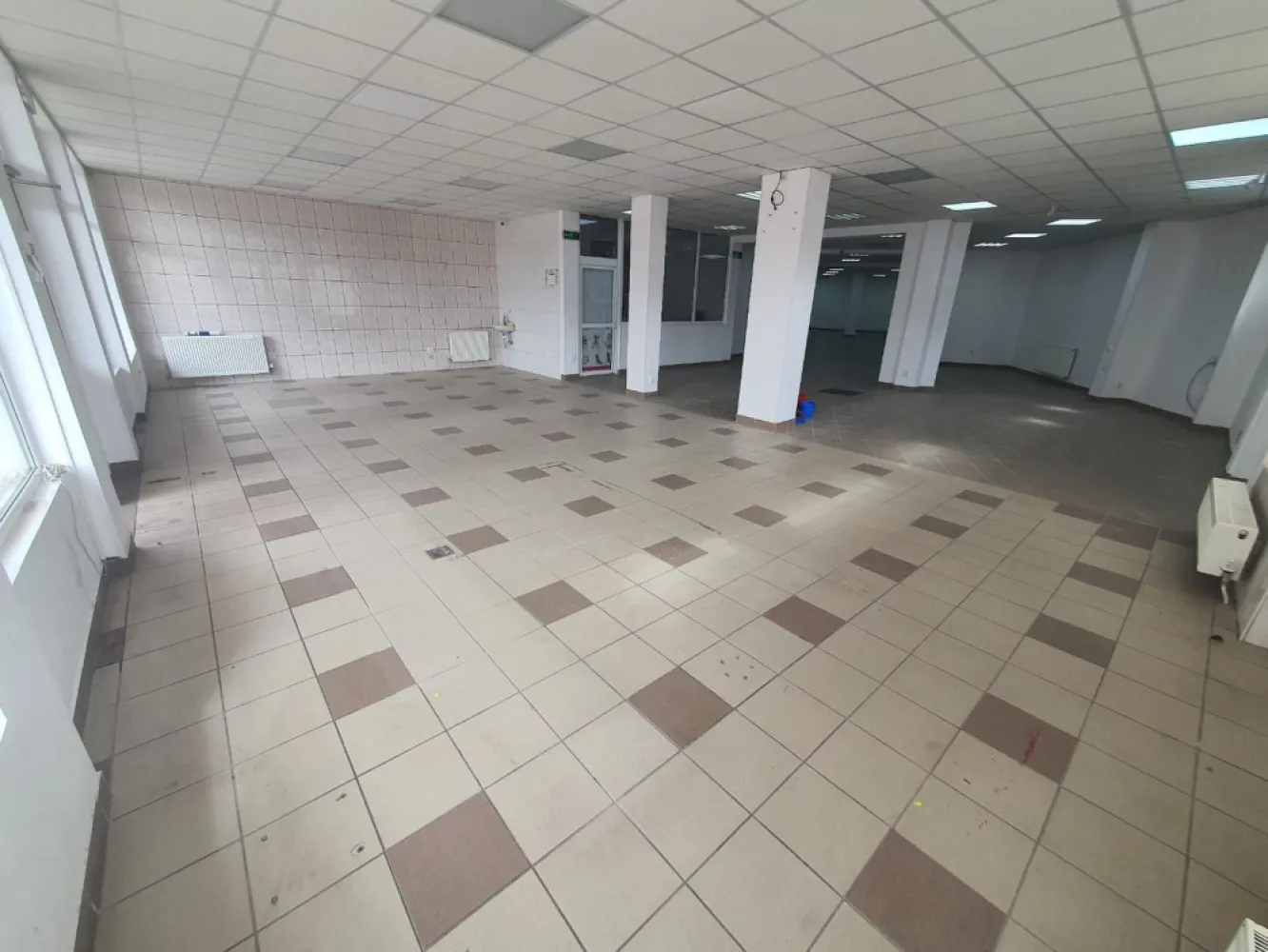 Spatiu comercial 300mp utili+parcari zona Gara Mică 5 eur mp - Contact 0774048706 Bogdan
De închiriat spațiu comercial in clădire NOUĂ, cu suprafata utilă de 300 mp.
mobilat si utilat situat la parter în zona 7 Noiembrie, ideal si pentru sedii firme, farmacie, punct de lucru, cabinet medical,bar,cofetărie, magazin,etc
Detalii:
- centrală termică, calorifere, geamuri termopan.
- 2 băi
- 1 magazie
- alarmă,
Spațiul se inchiriază la prețul 1.500 euro negociabil 
Contact 0774048706 Bogdan
Comisionul perceput este de 50% din valoarea primei chirii.Și se percepe o singură dată!
Acest anunț nu corespunde cerințelor tale? Sună la numărul afișat în anunț și unul dintre agenții noștri te va ajuta cu alte oferte personalizate în funcție de cerințele tale.