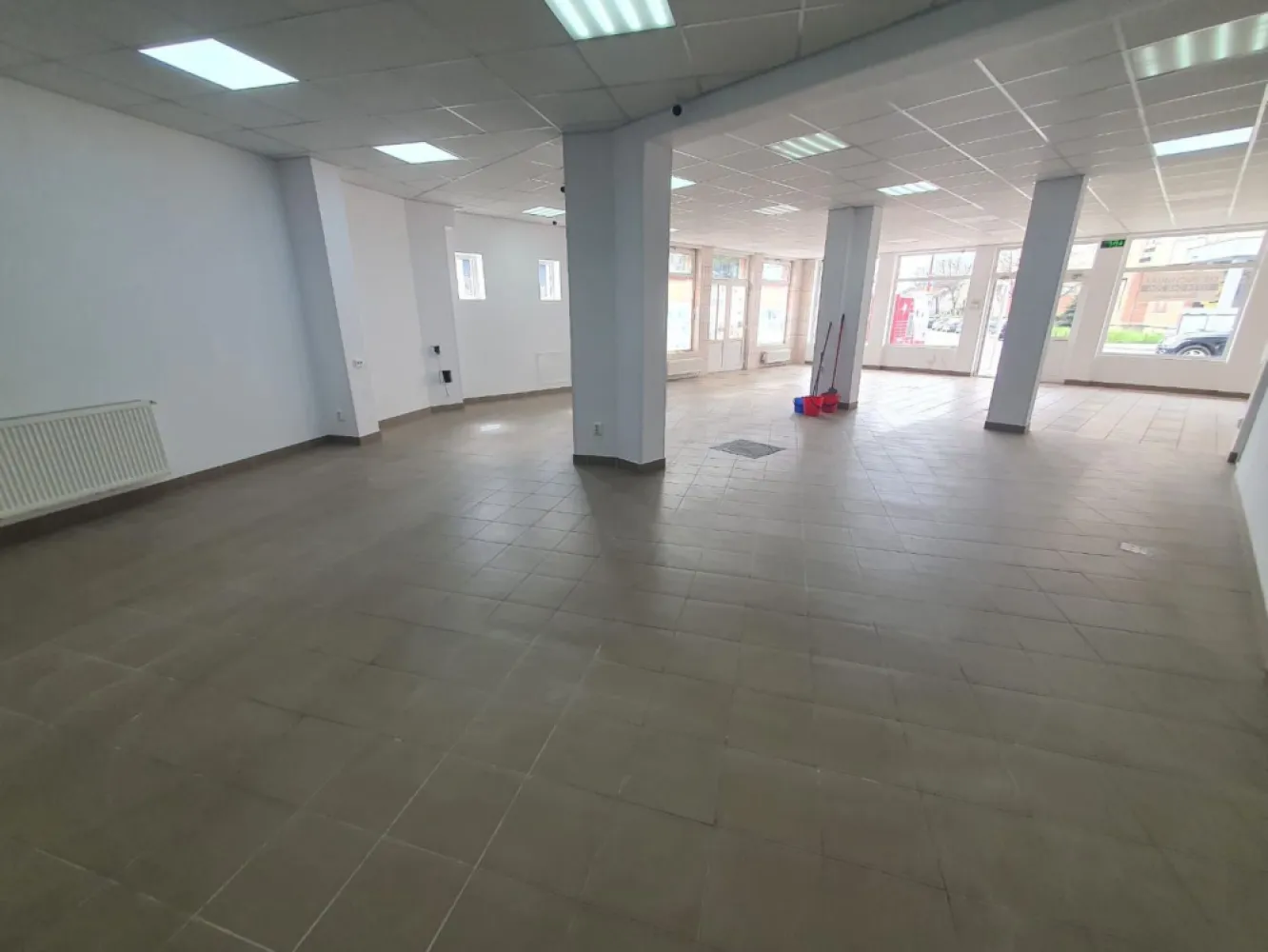 Spatiu comercial 300mp utili+parcari zona Gara Mică 5 eur mp - Contact 0774048706 Bogdan
De închiriat spațiu comercial in clădire NOUĂ, cu suprafata utilă de 300 mp.
mobilat si utilat situat la parter în zona 7 Noiembrie, ideal si pentru sedii firme, farmacie, punct de lucru, cabinet medical,bar,cofetărie, magazin,etc
Detalii:
- centrală termică, calorifere, geamuri termopan.
- 2 băi
- 1 magazie
- alarmă,
Spațiul se inchiriază la prețul 1.500 euro negociabil 
Contact 0774048706 Bogdan
Comisionul perceput este de 50% din valoarea primei chirii.Și se percepe o singură dată!
Acest anunț nu corespunde cerințelor tale? Sună la numărul afișat în anunț și unul dintre agenții noștri te va ajuta cu alte oferte personalizate în funcție de cerințele tale.