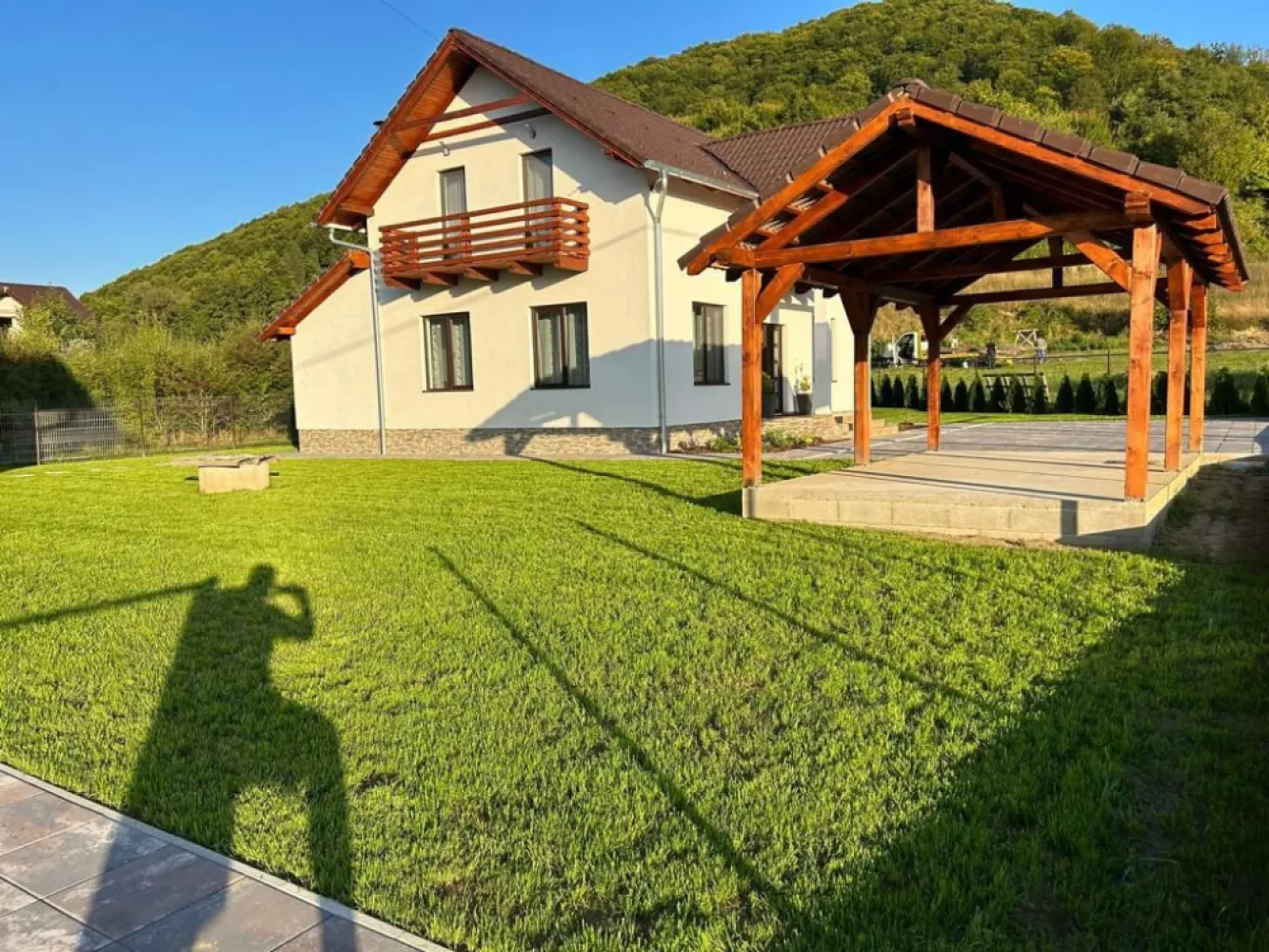 Casa de vacanță 4 camere la cheie,500mp teren,Câmpul Cetății - Contact 0774048706 Bogdan
De vânzare casă din carămidă la cheie constructie NOUĂ, mobilată si utilată, singur în curte 4 camere situată în Campul Cetătii suprafața utilă de 120.mp amplasată pe un teren cu suprafața de 500 mp, 
Compartimentare:
- la parter: 1 living, 1 bucătărie, 1 baie, 1 terasă acoperită, 
- la etaj: 3 dormitoare, 1 baie, 3 balcoane.1 hol
 - in pret este inclus
- gard, porti, pavaj,1 ciubăr , 1 mini piscină de 8 persoane cu jakuzi, terasă acoperită si placată cu wpc, loc de grătar acoperit , copertină auto,centrală pe lemne,. gresie, faianță, parchet, usi interioare, obiecte sanitare ,prize intrerupătoare, corpuri de iluminat, perdele, mobilată si utilată
Detalii:
- calorifere, geamuri termopan, 
- fundația casei are o adâncime de 1 m, pereții sunt din cărămidă, acoperișul de țiglă, izolată cu polistiren de 10 cm.
- anul construcției 2021.
Utilitați:
- curent, apă, canalizare/ fosă septică.

Casa se vinde la cheie la prețul de 178.000 Euro negociabil. Comision ZERO!
Contact 0774048706 Bogdan
Daca vă place această ofertă sau pentru alte informații sunați la numărul de contact din anunț! 
Compania Zap Imobiliare vă pune la dispoziție toate actele și documentele necesare alături de asistență și consiliere permanentă până la finalizarea achiziției imobiliare. 
Ne dorim să îți oferim cea mai plăcută experiență, îndeplinim vise cu pereți!