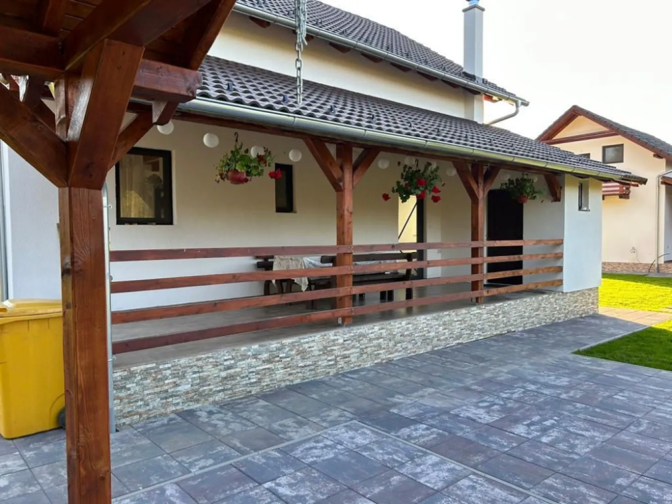 Casa de vacanță 4 camere la cheie,500mp teren,Câmpul Cetății - Contact 0774048706 Bogdan
De vânzare casă din carămidă la cheie constructie NOUĂ, mobilată si utilată, singur în curte 4 camere situată în Campul Cetătii suprafața utilă de 120.mp amplasată pe un teren cu suprafața de 500 mp, 
Compartimentare:
- la parter: 1 living, 1 bucătărie, 1 baie, 1 terasă acoperită, 
- la etaj: 3 dormitoare, 1 baie, 3 balcoane.1 hol
 - in pret este inclus
- gard, porti, pavaj,1 ciubăr , 1 mini piscină de 8 persoane cu jakuzi, terasă acoperită si placată cu wpc, loc de grătar acoperit , copertină auto,centrală pe lemne,. gresie, faianță, parchet, usi interioare, obiecte sanitare ,prize intrerupătoare, corpuri de iluminat, perdele, mobilată si utilată
Detalii:
- calorifere, geamuri termopan, 
- fundația casei are o adâncime de 1 m, pereții sunt din cărămidă, acoperișul de țiglă, izolată cu polistiren de 10 cm.
- anul construcției 2021.
Utilitați:
- curent, apă, canalizare/ fosă septică.

Casa se vinde la cheie la prețul de 178.000 Euro negociabil. Comision ZERO!
Contact 0774048706 Bogdan
Daca vă place această ofertă sau pentru alte informații sunați la numărul de contact din anunț! 
Compania Zap Imobiliare vă pune la dispoziție toate actele și documentele necesare alături de asistență și consiliere permanentă până la finalizarea achiziției imobiliare. 
Ne dorim să îți oferim cea mai plăcută experiență, îndeplinim vise cu pereți!