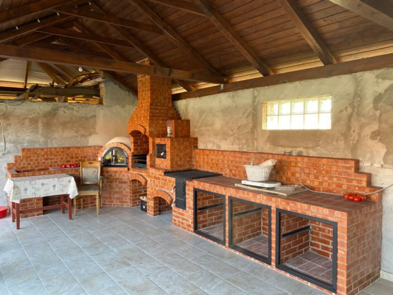 Casa de vacanță 4 camere la cheie,500mp teren,Câmpul Cetății - Contact 0774048706 Bogdan
De vânzare casă din carămidă la cheie constructie NOUĂ, mobilată si utilată, singur în curte 4 camere situată în Campul Cetătii suprafața utilă de 120.mp amplasată pe un teren cu suprafața de 500 mp, 
Compartimentare:
- la parter: 1 living, 1 bucătărie, 1 baie, 1 terasă acoperită, 
- la etaj: 3 dormitoare, 1 baie, 3 balcoane.1 hol
 - in pret este inclus
- gard, porti, pavaj,1 ciubăr , 1 mini piscină de 8 persoane cu jakuzi, terasă acoperită si placată cu wpc, loc de grătar acoperit , copertină auto,centrală pe lemne,. gresie, faianță, parchet, usi interioare, obiecte sanitare ,prize intrerupătoare, corpuri de iluminat, perdele, mobilată si utilată
Detalii:
- calorifere, geamuri termopan, 
- fundația casei are o adâncime de 1 m, pereții sunt din cărămidă, acoperișul de țiglă, izolată cu polistiren de 10 cm.
- anul construcției 2021.
Utilitați:
- curent, apă, canalizare/ fosă septică.

Casa se vinde la cheie la prețul de 178.000 Euro negociabil. Comision ZERO!
Contact 0774048706 Bogdan
Daca vă place această ofertă sau pentru alte informații sunați la numărul de contact din anunț! 
Compania Zap Imobiliare vă pune la dispoziție toate actele și documentele necesare alături de asistență și consiliere permanentă până la finalizarea achiziției imobiliare. 
Ne dorim să îți oferim cea mai plăcută experiență, îndeplinim vise cu pereți!