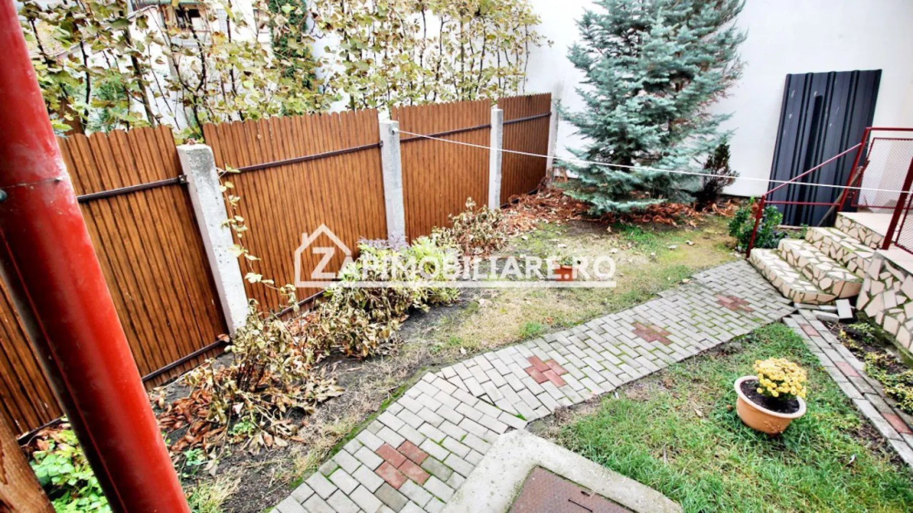 Casă / Spatiu birouri 10 camere , 222 mp utili,zona Central - Contact 0774048706 Bogdan
De vânzare sau de inchiriat casă / spatiu birouri, 10 camere situată în zona Centrală suprafața utilă de 222 mp amplasată pe un teren cu suprafața de 200 mp.
Compartimentare:
 - la demisol 1 bucătărie, 1 pivnită, 1magazie
- la parter: 3 camere 1 baie, 1 garaj, 1 curte comună
- la etajul 1 3 camere, 1 baie, 1 balcon.
- la etajul 2 3 camere , 1 baie
Detalii:
- centrală termică, calorifere, geamuri termopan, ușă metalică.
- fundația casei are o adâncime de 1 m, pereții sunt din cărămidă, acoperișul de țiglă, izolată cu polistiren de 10 cm.
- pivniță.
Utilitați:
- curent, apă, gaz, canalizare
Casa / Spatiul se vinde la cheie la prețul de 399.000 Euro negociabil. Comision ZERO!
Pretul pentru inchiriere 1.200 euro
Contact 0774048706 Bogdan
Daca vă place această ofertă sau pentru alte informații sunați la numărul de contact din anunț! 
Compania Zap Imobiliare vă pune la dispoziție toate actele și documentele necesare alături de asistență și consiliere permanentă până la finalizarea achiziției imobiliare. 
Ne dorim să îți oferim cea mai plăcută experiență, îndeplinim vise cu pereți!