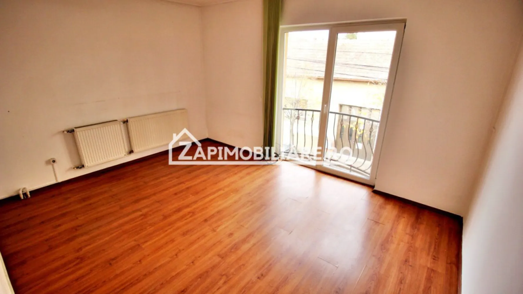 Casă / Spatiu birouri 10 camere , 222 mp utili,zona Central - Contact 0774048706 Bogdan
De vânzare sau de inchiriat casă / spatiu birouri, 10 camere situată în zona Centrală suprafața utilă de 222 mp amplasată pe un teren cu suprafața de 200 mp.
Compartimentare:
 - la demisol 1 bucătărie, 1 pivnită, 1magazie
- la parter: 3 camere 1 baie, 1 garaj, 1 curte comună
- la etajul 1 3 camere, 1 baie, 1 balcon.
- la etajul 2 3 camere , 1 baie
Detalii:
- centrală termică, calorifere, geamuri termopan, ușă metalică.
- fundația casei are o adâncime de 1 m, pereții sunt din cărămidă, acoperișul de țiglă, izolată cu polistiren de 10 cm.
- pivniță.
Utilitați:
- curent, apă, gaz, canalizare
Casa / Spatiul se vinde la cheie la prețul de 399.000 Euro negociabil. Comision ZERO!
Pretul pentru inchiriere 1.200 euro
Contact 0774048706 Bogdan
Daca vă place această ofertă sau pentru alte informații sunați la numărul de contact din anunț! 
Compania Zap Imobiliare vă pune la dispoziție toate actele și documentele necesare alături de asistență și consiliere permanentă până la finalizarea achiziției imobiliare. 
Ne dorim să îți oferim cea mai plăcută experiență, îndeplinim vise cu pereți!