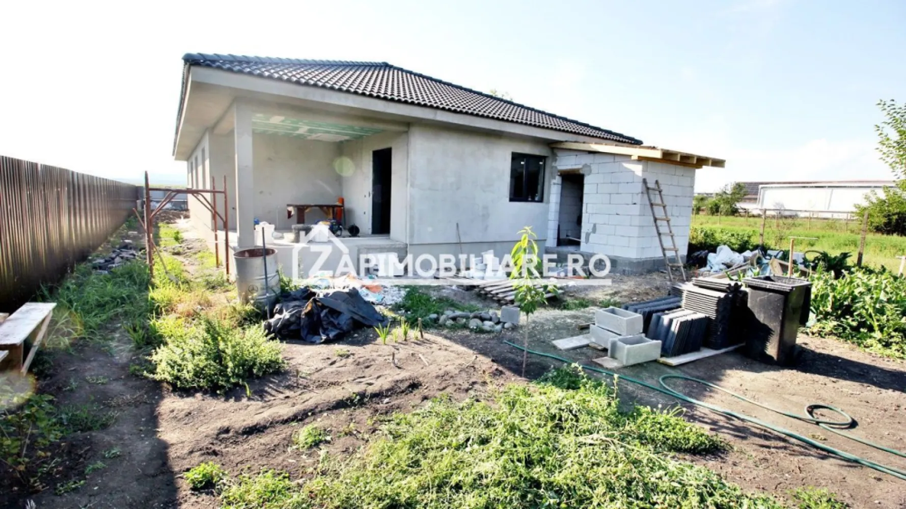 Casa 5 camere pe 1 nivel cu garaj si gard 176mp,1400mp teren - Contact 0774048706 Bogdan
De vânzare casă semifinisată pe 1 nivel singur în curte, 5 camere situată în Ernei suprafața utilă de 176.mp + 1 anexă cu suprafata de 12 mp cu terasă de 15 mp. amplasată pe un teren cu suprafața de 1.400 mp, 
Compartimentare:
 - 1 living, 1 bucătărie, 2 băi, 4 dormitoare, 1 garaj, 2 terase, 1 cameră tehnică,1 anexă cu terasă
Detalii:
- fundația casei are o adâncime de 1 m, pereții sunt din BCA de 25 cm, acoperișul de țiglă
- pod mansardabil, 
- anul construcției 2023
- gard cu poartă mare si poartă mică incluse in pret
Utilitați:
- curent, apă de fantana, canalizare/ fosă septică.

Casa se vinde semifinisată la prețul de 199.900 Euro negociabil. Comision ZERO!
Contact 0774048706 Bogdan
Daca vă place această ofertă sau pentru alte informații sunați la numărul de contact din anunț! 
Compania Zap Imobiliare vă pune la dispoziție toate actele și documentele necesare alături de asistență și consiliere permanentă până la finalizarea achiziției imobiliare. 
Ne dorim să îți oferim cea mai plăcută experiență, îndeplinim vise cu pereți!
