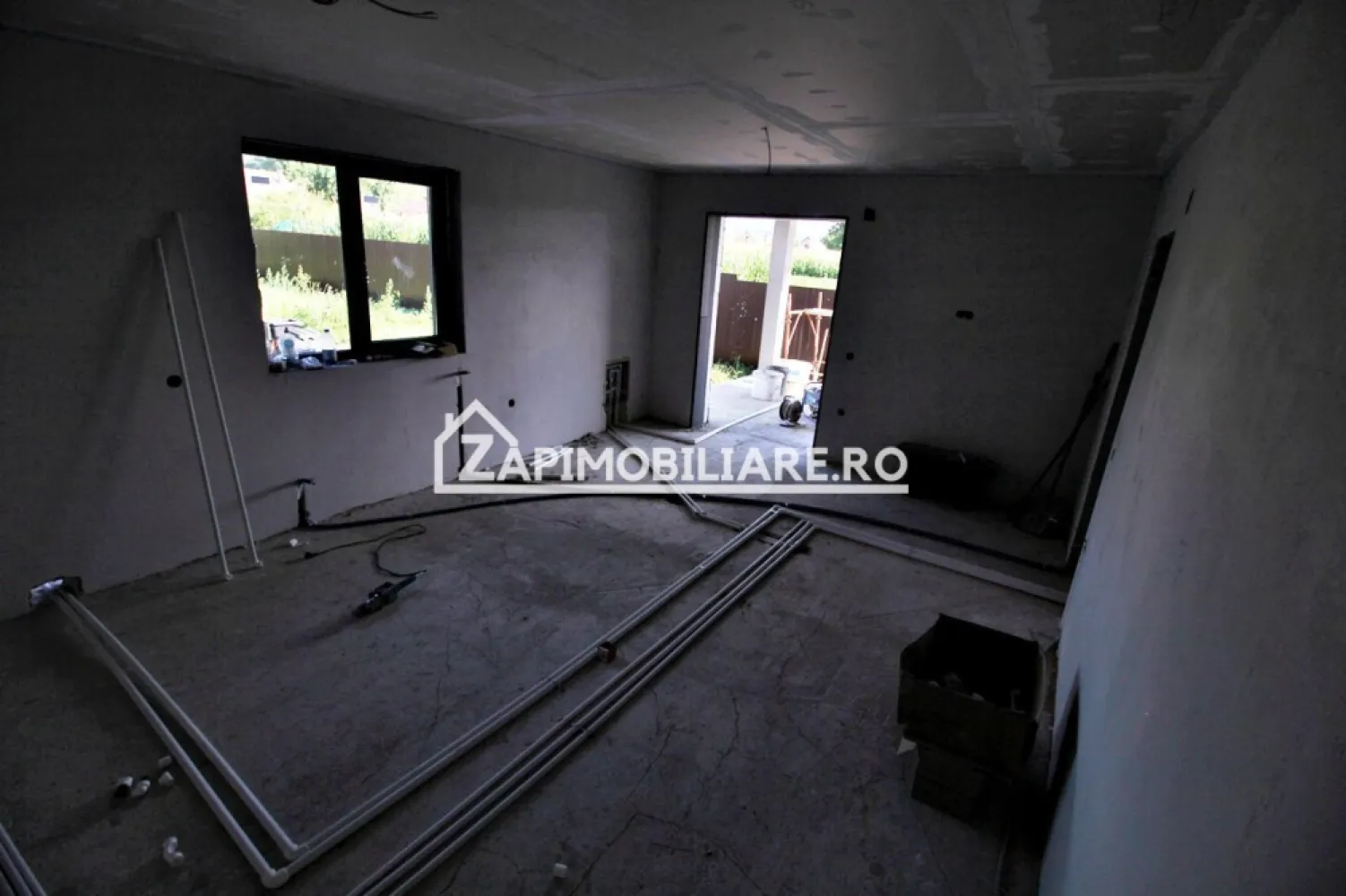 Casa 5 camere pe 1 nivel cu garaj si gard 176mp,1400mp teren - Contact 0774048706 Bogdan
De vânzare casă semifinisată pe 1 nivel singur în curte, 5 camere situată în Ernei suprafața utilă de 176.mp + 1 anexă cu suprafata de 12 mp cu terasă de 15 mp. amplasată pe un teren cu suprafața de 1.400 mp, 
Compartimentare:
 - 1 living, 1 bucătărie, 2 băi, 4 dormitoare, 1 garaj, 2 terase, 1 cameră tehnică,1 anexă cu terasă
Detalii:
- fundația casei are o adâncime de 1 m, pereții sunt din BCA de 25 cm, acoperișul de țiglă
- pod mansardabil, 
- anul construcției 2023
- gard cu poartă mare si poartă mică incluse in pret
Utilitați:
- curent, apă de fantana, canalizare/ fosă septică.

Casa se vinde semifinisată la prețul de 199.900 Euro negociabil. Comision ZERO!
Contact 0774048706 Bogdan
Daca vă place această ofertă sau pentru alte informații sunați la numărul de contact din anunț! 
Compania Zap Imobiliare vă pune la dispoziție toate actele și documentele necesare alături de asistență și consiliere permanentă până la finalizarea achiziției imobiliare. 
Ne dorim să îți oferim cea mai plăcută experiență, îndeplinim vise cu pereți!