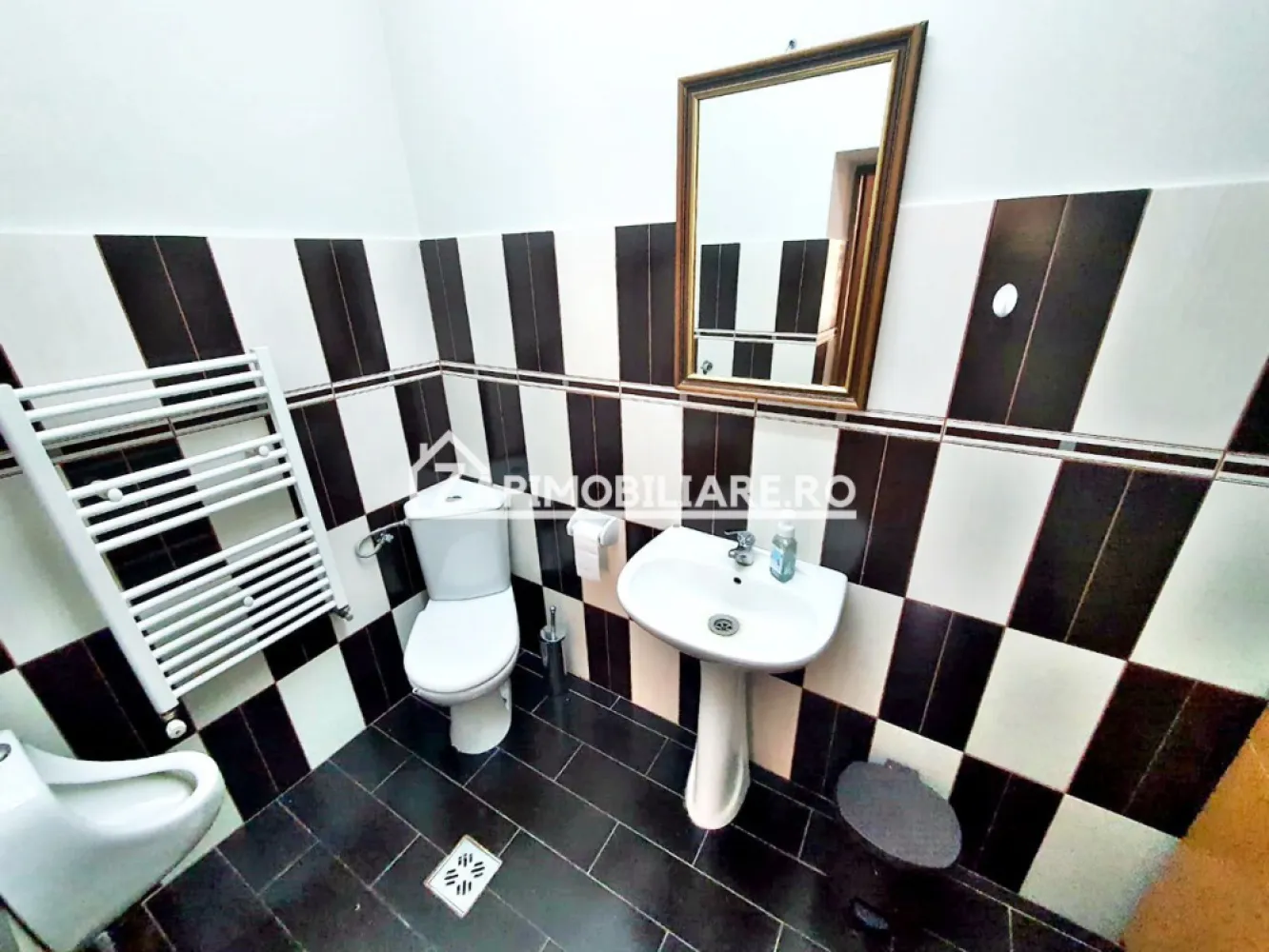 Spatiu de birouri 4 camere, zona Tribunal,100 mp - De închiriat spațiu de birouri situat la parter, 4 camere ,1 baie, 1 office,1 terasă cu foisor ,situat în zona Tribunal,ideal pentru birou Notarial, Avocatură, sedii firme, punct de lucru, birouri,cabinet medical, salon ,
Spațiul se închiriază la prețul de 1.000 euro.negociabil
Comisionul perceput este de 50% din valoarea primei chirii.Și se percepe o singură dată!
Acest anunț nu corespunde cerințelor tale? Sună la numărul afișat în anunț și unul dintre agenții noștri te va ajuta cu alte oferte personalizate în funcție de cerințele tale.