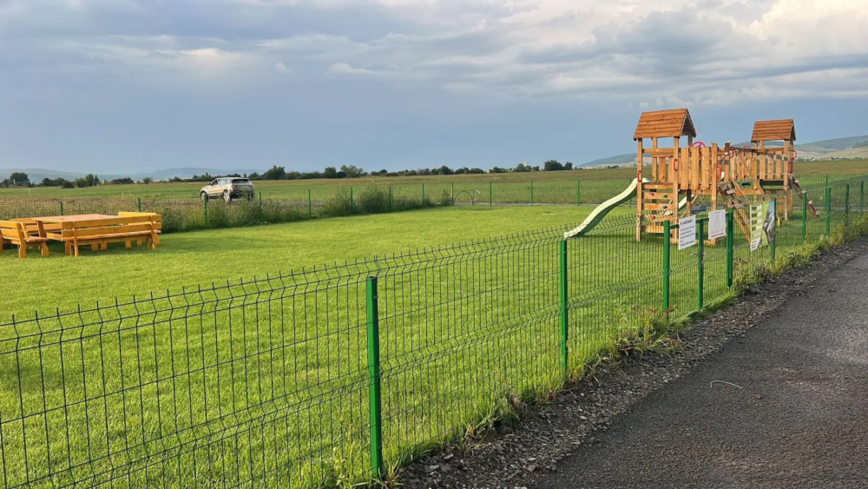 Teren 650mp cu autorizatie de construcției,asfalt,Utilitați - Vă oferim spre vânzare 10 parcele de teren în zona Rezidentiala cu autorizatie de constructie cu toate utilitățile si asfalt ,suprafete intre 650 mp si 750mp teren,situate în Sangeogiu de Mures strada Tofalau
Contact 0774048706 Bogdan 
Descriere:
- toate utilitățile la poarta ,gaz,curent, canalizare, apă 
- bariera,drum asfaltat,parc de joacă pentru copii,piscină privată pentru locatari,toate incluse în preț 
Cei interesați pot achiziționa parcelele cu toate utilitățile drum asfaltat,parc de joacă pentru copii,piscina privată la prețul de 115 EURO mp.comision ZERO.
Dacă vă place această ofertă - sau pentru alte informații sunați la numărul de contact din anunț! 0774048706 Bogdan
Compania Zap Imobiliare vă pune la dispoziție toate informațiile, actele și documentele necesare alături de asistență și consiliere permanentă până la finalizarea achiziției imobiliare. Ne dorim să îți oferim cea mai plăcută experiență.