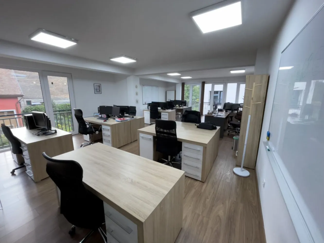 Spațiu de birouri de 95 mp + terasa 90 mp zona Centrala - Contact 0726223886
De închiriat spatiu birou + chicineta avand o suprafata de 95 mp + toaleta 6mp + terasa 90 mp ( spatiu comun cu alt birou similar ) situat la etajul 1 in zona centrala, Strada Arany Janos
Compartimentare:
1 incapere open space separata de un geam de sticla securizat, 1 toaleta, o terasa deasupra spatiului de 90 mp
Exista și un rastel propriu pentru biciclete și o stație de incărcare pentru motor/ scuter electric

Detalii:
- Incalzire, geamuri termopan, ușă metalică.

Imobilul se închiriază amenajat la prețul de 900 Euro redus de la 1100 Euro.
Contact 0726223886
Comisionul agentiei este de 50% din valoarea primei chirii si se percepe o singură dată!
Acest anunț nu corespunde cerințelor tale? Sună la numărul afișat în anunț și unul dintre agenții noștri te va ajuta cu alte oferte personalizate în funcție de cerințele tale.
