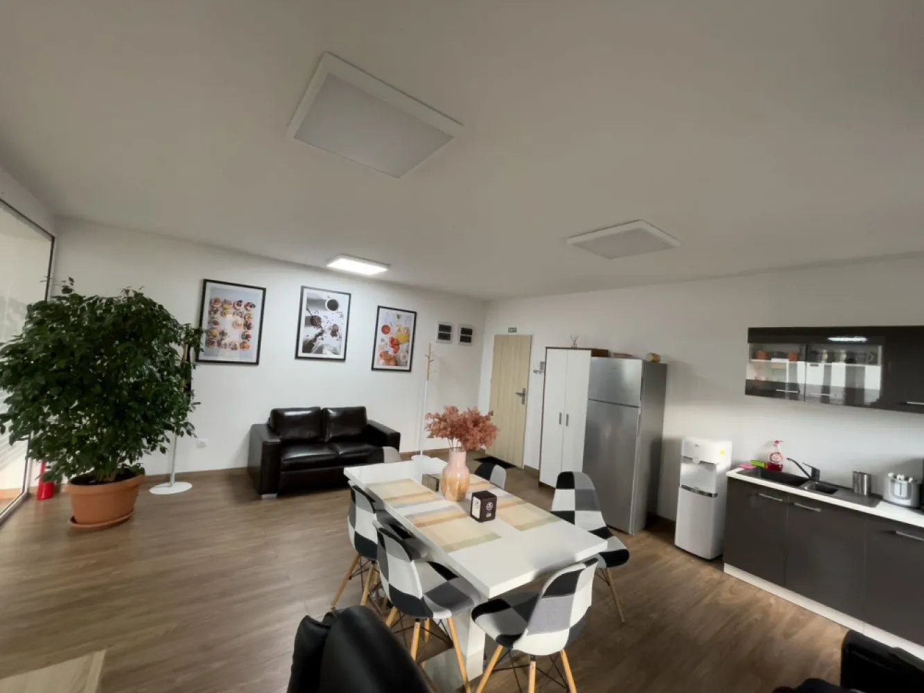 Spațiu de birouri de 95 mp + terasa 90 mp zona Centrala - Contact 0726223886
De închiriat spatiu birou + chicineta avand o suprafata de 95 mp + toaleta 6mp + terasa 90 mp ( spatiu comun cu alt birou similar ) situat la etajul 1 in zona centrala, Strada Arany Janos
Compartimentare:
1 incapere open space separata de un geam de sticla securizat, 1 toaleta, o terasa deasupra spatiului de 90 mp
Exista și un rastel propriu pentru biciclete și o stație de incărcare pentru motor/ scuter electric

Detalii:
- Incalzire, geamuri termopan, ușă metalică.

Imobilul se închiriază amenajat la prețul de 900 Euro redus de la 1100 Euro.
Contact 0726223886
Comisionul agentiei este de 50% din valoarea primei chirii si se percepe o singură dată!
Acest anunț nu corespunde cerințelor tale? Sună la numărul afișat în anunț și unul dintre agenții noștri te va ajuta cu alte oferte personalizate în funcție de cerințele tale.