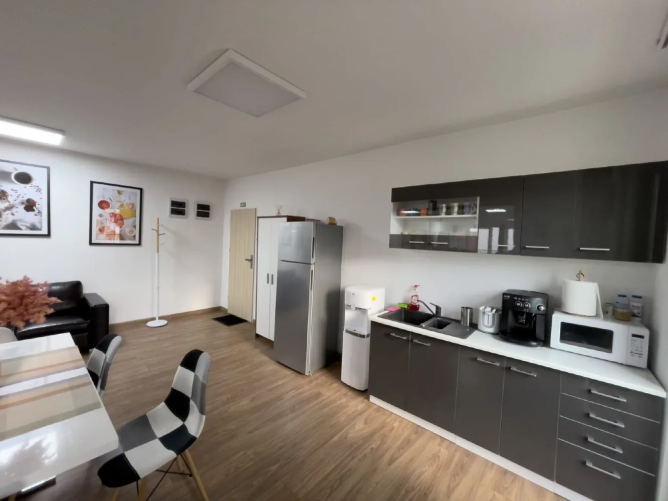Spațiu de birouri de 95 mp + terasa 90 mp zona Centrala - Contact 0726223886
De închiriat spatiu birou + chicineta avand o suprafata de 95 mp + toaleta 6mp + terasa 90 mp ( spatiu comun cu alt birou similar ) situat la etajul 1 in zona centrala, Strada Arany Janos
Compartimentare:
1 incapere open space separata de un geam de sticla securizat, 1 toaleta, o terasa deasupra spatiului de 90 mp
Exista și un rastel propriu pentru biciclete și o stație de incărcare pentru motor/ scuter electric

Detalii:
- Incalzire, geamuri termopan, ușă metalică.

Imobilul se închiriază amenajat la prețul de 900 Euro redus de la 1100 Euro.
Contact 0726223886
Comisionul agentiei este de 50% din valoarea primei chirii si se percepe o singură dată!
Acest anunț nu corespunde cerințelor tale? Sună la numărul afișat în anunț și unul dintre agenții noștri te va ajuta cu alte oferte personalizate în funcție de cerințele tale.