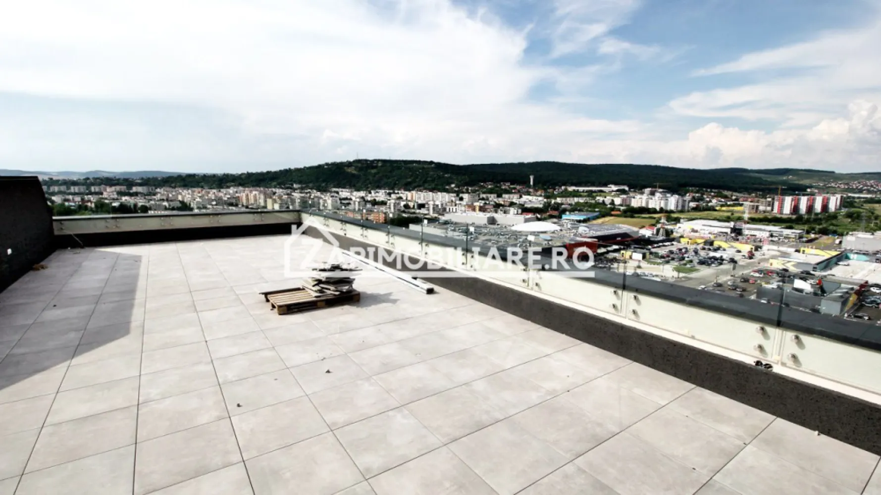Penthous 3 cam,2 băi, bloc nou 221mp.terasa 116mp.zona Tudor - Contact 0774048706 Bogdan
De vânzare Penthous in bloc nou 3 camere ,2 băi, 1 dressing, 1 terasă cu suprafata de 116 mp.decomandat confort 1, situat în cartierul Tudor, strada Calea Sighisorei,Concept 9,suprafață utilă de 86 mp, suprafata construită 221 mp.situat la etajul 8 din 10 cu 2 lifturi oferit de Zap Imobiliare 
Detalii: 
- 1 living, 2 dormitoare, 1 bucătărie, 2 băi, 1 dressing,1 hol, 1terasă de 116 mp
- centrală termică, incalzire in pardoseală cu termostat in fiecare încăpere, geamuri tripan, ușă metalică.
- aer conditionat
Proprietatea se află într-o zonă cu un confort deosebit, datorită amplasării în imediata apropiere a tot ceea ce înseamnă viață modernă, și anume: mijloace de transport în comun, magazine, unități de învățământ de toate gradele, piață, parc, bănci, farmacii, s.a.
Locuința se vinde semifinisată la prețul de 249.000 euro Euro negociabil. Comisionul este ZERO!
Contact 0774048706 Bogdan

Dacă vă place această ofertă - sau pentru alte informații sunați la numărul de contact din anunț! 
Compania Zap Imobiliare vă pune la dispoziție toate informațiile, actele și documentele necesare alături de asistență și consiliere permanentă până la finalizarea achiziției imobiliare. Ne dorim să îți oferim cea mai plăcută experiență, îndeplinim vise cu pereți!