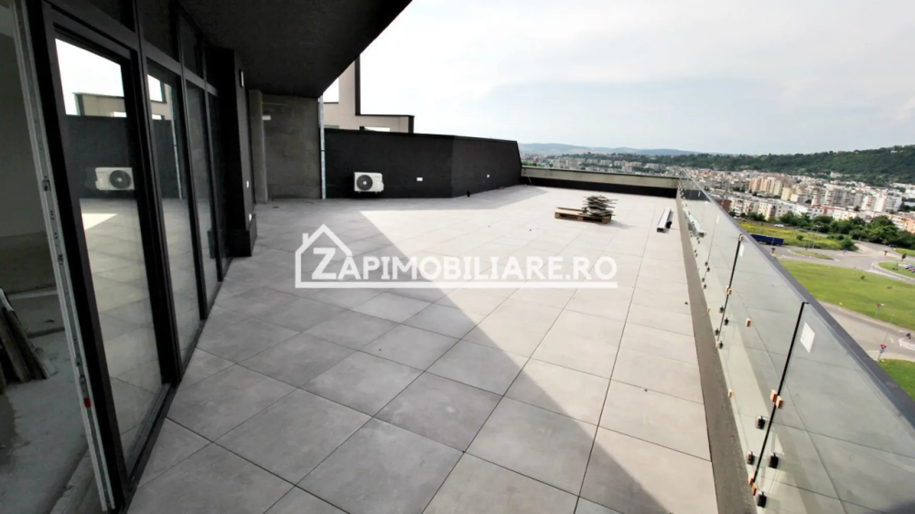 Penthous 3 cam,2 băi, bloc nou 221mp.terasa 116mp.zona Tudor - Contact 0774048706 Bogdan
De vânzare Penthous in bloc nou 3 camere ,2 băi, 1 dressing, 1 terasă cu suprafata de 116 mp.decomandat confort 1, situat în cartierul Tudor, strada Calea Sighisorei,Concept 9,suprafață utilă de 86 mp, suprafata construită 221 mp.situat la etajul 8 din 10 cu 2 lifturi oferit de Zap Imobiliare 
Detalii: 
- 1 living, 2 dormitoare, 1 bucătărie, 2 băi, 1 dressing,1 hol, 1terasă de 116 mp
- centrală termică, incalzire in pardoseală cu termostat in fiecare încăpere, geamuri tripan, ușă metalică.
- aer conditionat
Proprietatea se află într-o zonă cu un confort deosebit, datorită amplasării în imediata apropiere a tot ceea ce înseamnă viață modernă, și anume: mijloace de transport în comun, magazine, unități de învățământ de toate gradele, piață, parc, bănci, farmacii, s.a.
Locuința se vinde semifinisată la prețul de 249.000 euro Euro negociabil. Comisionul este ZERO!
Contact 0774048706 Bogdan

Dacă vă place această ofertă - sau pentru alte informații sunați la numărul de contact din anunț! 
Compania Zap Imobiliare vă pune la dispoziție toate informațiile, actele și documentele necesare alături de asistență și consiliere permanentă până la finalizarea achiziției imobiliare. Ne dorim să îți oferim cea mai plăcută experiență, îndeplinim vise cu pereți!