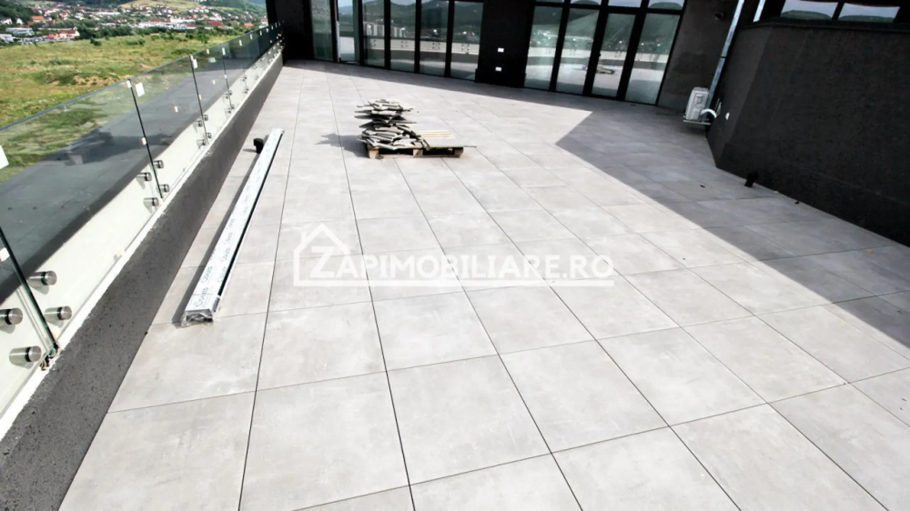 Penthous 3 cam,2 băi, bloc nou 221mp.terasa 116mp.zona Tudor - Contact 0774048706 Bogdan
De vânzare Penthous in bloc nou 3 camere ,2 băi, 1 dressing, 1 terasă cu suprafata de 116 mp.decomandat confort 1, situat în cartierul Tudor, strada Calea Sighisorei,Concept 9,suprafață utilă de 86 mp, suprafata construită 221 mp.situat la etajul 8 din 10 cu 2 lifturi oferit de Zap Imobiliare 
Detalii: 
- 1 living, 2 dormitoare, 1 bucătărie, 2 băi, 1 dressing,1 hol, 1terasă de 116 mp
- centrală termică, incalzire in pardoseală cu termostat in fiecare încăpere, geamuri tripan, ușă metalică.
- aer conditionat
Proprietatea se află într-o zonă cu un confort deosebit, datorită amplasării în imediata apropiere a tot ceea ce înseamnă viață modernă, și anume: mijloace de transport în comun, magazine, unități de învățământ de toate gradele, piață, parc, bănci, farmacii, s.a.
Locuința se vinde semifinisată la prețul de 249.000 euro Euro negociabil. Comisionul este ZERO!
Contact 0774048706 Bogdan

Dacă vă place această ofertă - sau pentru alte informații sunați la numărul de contact din anunț! 
Compania Zap Imobiliare vă pune la dispoziție toate informațiile, actele și documentele necesare alături de asistență și consiliere permanentă până la finalizarea achiziției imobiliare. Ne dorim să îți oferim cea mai plăcută experiență, îndeplinim vise cu pereți!