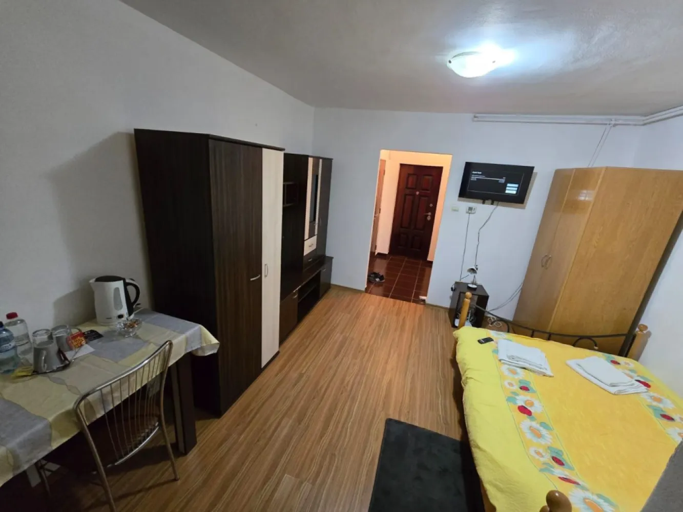 Apartament 1 cam.zoza Spital,strada Faget, 0%comision - Contact 0774048706 Bogdan
De închiriat sau de vânzare apartament 1 cameră decomandat confort 1, situat în cartierul 7 Noembrie , 5 minute de Spitalul Județean,suprafață utilă de 30 mp, situat la etajul 1 din 5 oferit de Zap Imobiliare.0%comision 
Detalii: 
Locuința se vinde mobilată și utilată la prețul de 99.000 euro
Posibilitate preluare chiriași 
- bloc reabilitat termic, ap. este pe mijloc,poziție Sud
- 1 dormitor, 1 bucătărie, 1 baie, 1 balcon închis, 1 hol, 1 cămară
- centrală termică, calorifere, geamuri termopan, ușă metalică.
- mașină de spălat rufe, frigider, aragaz.
- Complet mobilat și utilat, recent zugrăvit
Proprietatea se află într-o zonă cu un confort deosebit, datorită amplasării în imediata apropiere a tot ceea ce înseamnă viață modernă, și anume: mijloace de transport în comun, magazine, unități de învățământ de toate gradele, piață, parc, bănci, farmacii, s.a
Contact 0774048706 Bogdan
Acest anunț nu corespunde cerințelor tale? Sună la numărul afișat în anunț și unul dintre agenții noștri te va ajuta cu alte oferte personalizate în funcție de cerințele tale.