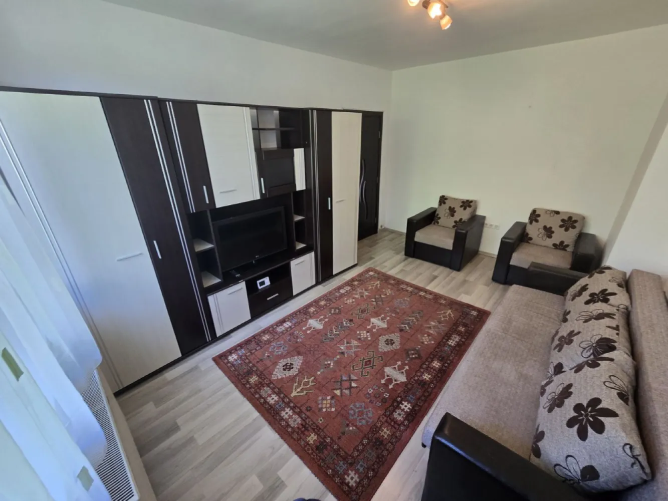 Apartament 2 camere,48 mp, semicentral - Descriere:
Contact 0774048706 Bogdan
De închiriat apartament 2 camere ,decomandat confort 1, situat pe strada Liviu Rebreanu, suprafață utilă de 48, situat la etajul 1 din 2 oferit de Zap Imobiliare.
Detalii: 
- 1 living, 1 dormitor, 1 bucătărie, 1 baie, 1 hol 1 cămară
- centrală termică, calorifere, geamuri termopan, ușă metalică.
- masina de spalat rufe, frigider.aragaz

Proprietatea se află într-o zonă cu un confort deosebit, datorită amplasării în imediata apropiere a tot ceea ce înseamnă viață modernă, și anume: mijloace de transport în comun, magazine, unități de învățământ de toate gradele, piață, parc, bănci, farmacii, s.a.
Locuința se închiriază mobilată și utilată la prețul de 310 Euro 
Comisionul perceput este de 50% din valoarea primei chirii si se plateste o singura data in momentul semnarii contractului de inchiriere.
Contact 0774048706 Bogdan
Acest anunț nu corespunde cerințelor tale? Sună la numărul afișat în anunț și unul dintre agenții noștri te va ajuta cu alte oferte personalizate în funcție de cerințele tale.